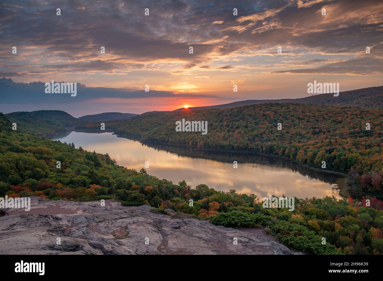Alba sul lago delle nuvole. Porcupine Mountain state Park, Autunno, Michigan, USA, di Dominique Braud/Dembinsky Photo Assoc Foto Stock