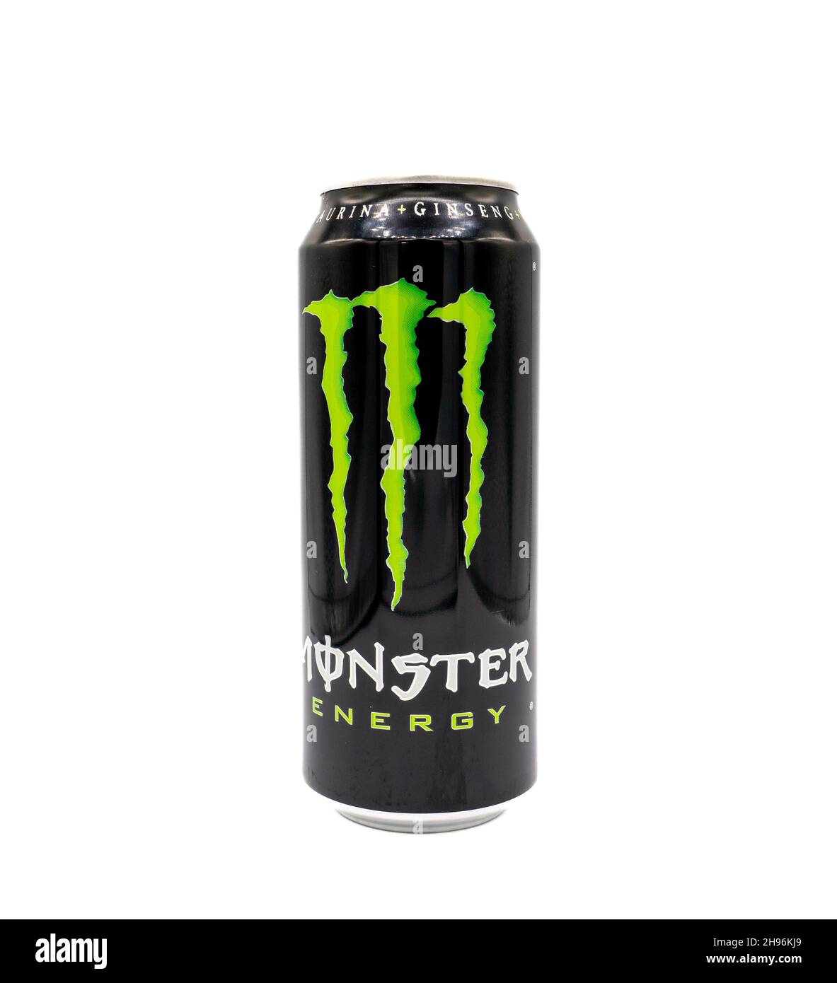 Lloret de Mar, Spagna - 12.04.2021: Lattina scura di Monster Energy marca bevanda energetica con logo verde su di essa Foto Stock