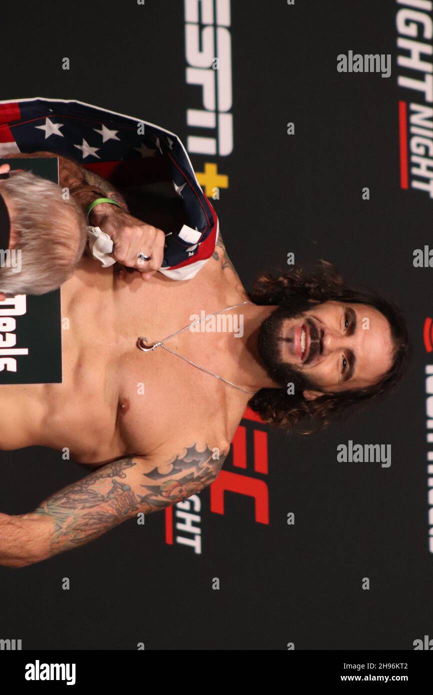 LAS VEGAS, NV - 3 DICEMBRE: Clay Guida pone sulla scala durante la UFC Vegas 44: Aldo v Font Weigh-in a UFC Apex il 3 dicembre 2021 a Las Vegas, Nevada, Stati Uniti. (Foto di Diego Ribas/PxImages) Foto Stock