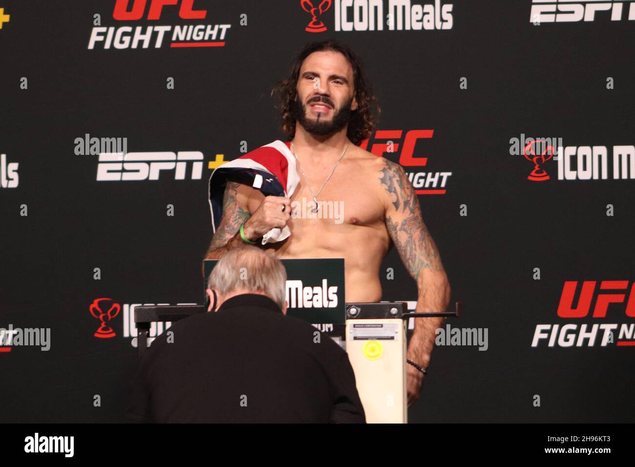 LAS VEGAS, NV - 3 DICEMBRE: Clay Guida pone sulla scala durante la UFC Vegas 44: Aldo v Font Weigh-in a UFC Apex il 3 dicembre 2021 a Las Vegas, Nevada, Stati Uniti. (Foto di Diego Ribas/PxImages) Foto Stock