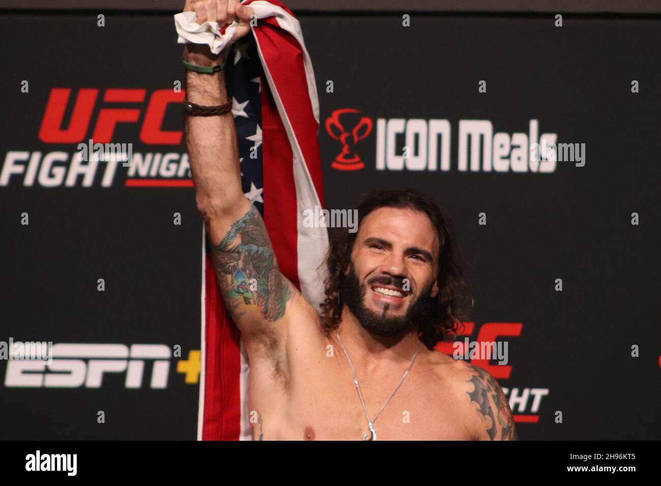 LAS VEGAS, NV - 3 DICEMBRE: Clay Guida pone sulla scala durante la UFC Vegas 44: Aldo v Font Weigh-in a UFC Apex il 3 dicembre 2021 a Las Vegas, Nevada, Stati Uniti. (Foto di Diego Ribas/PxImages) Foto Stock