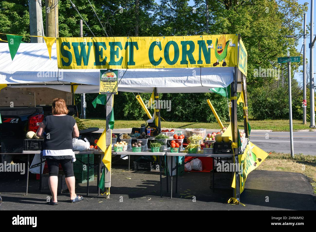 Perth, Canada - 4 settembre 2021: Stand di mais dolce all'aperto che offre prodotti locali a Perth, Ontario. Foto Stock