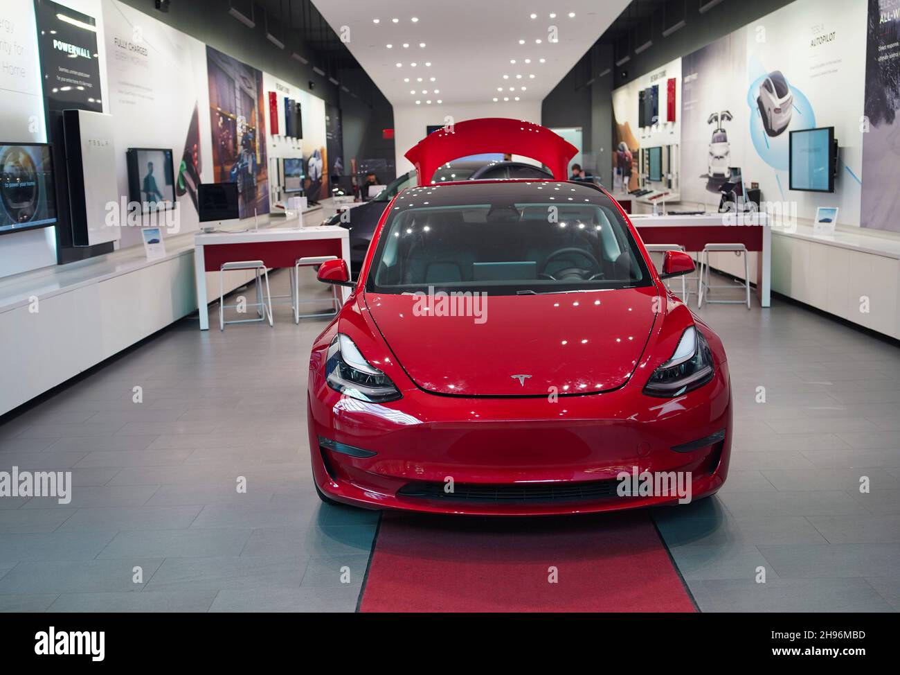 Toronto, Canada - 3 dicembre 2021: Le auto elettriche Tesla vengono vendute da questo negozio all'interno di un centro commerciale. Foto Stock