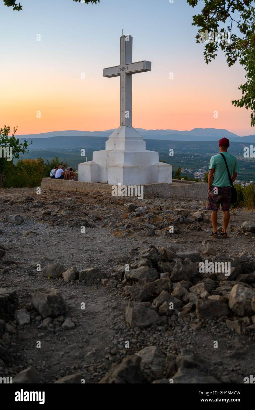 La Croce bianca sulla cima del Krizevac (Monte Croce) a Medjugorje. Foto Stock