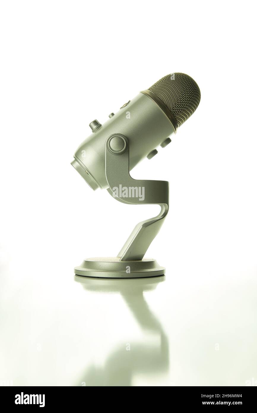 microfono retro in metallo su sfondo bianco, prodotto Foto Stock