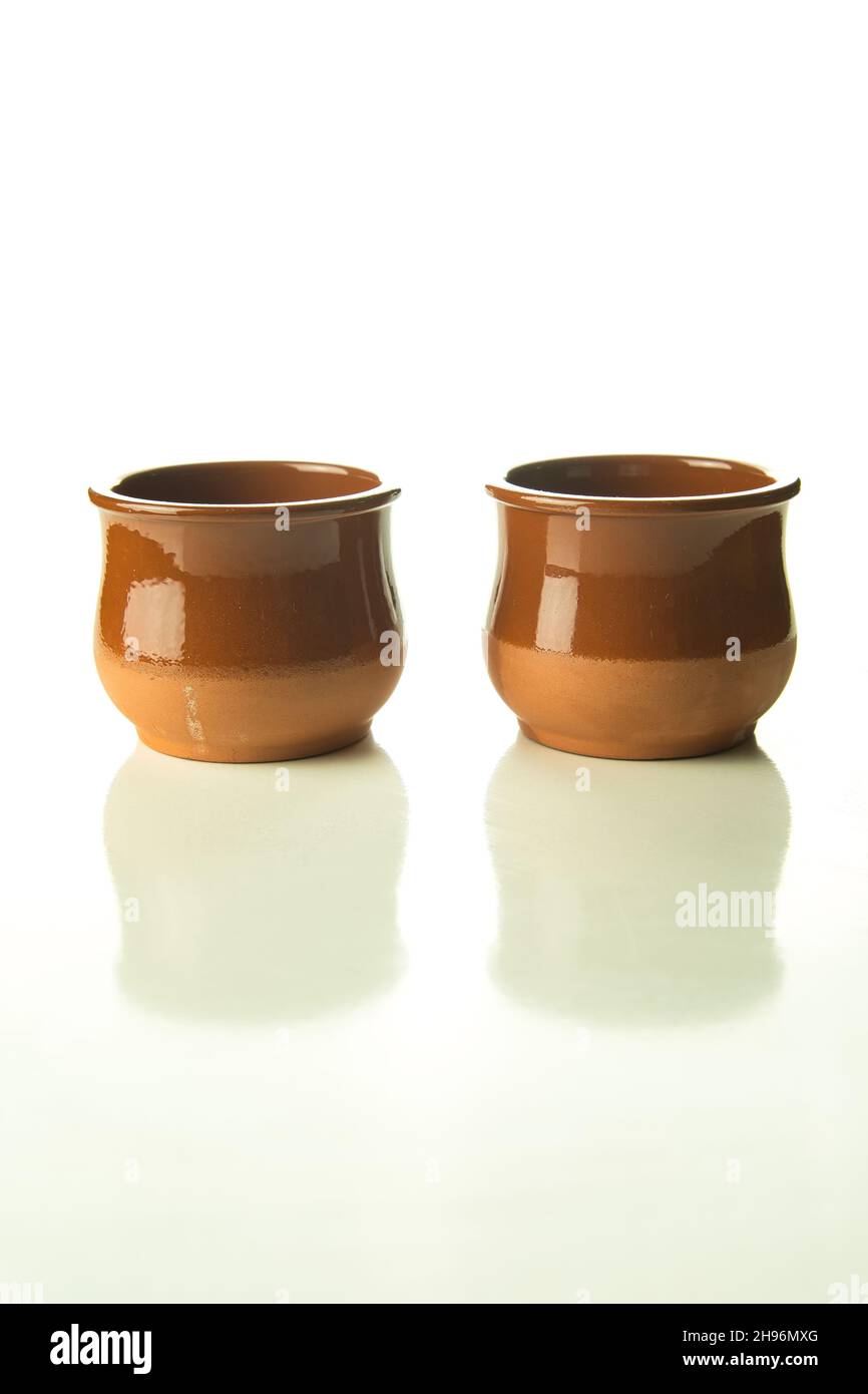 pentole in ceramica marrone su sfondo bianco, prodotto Foto Stock