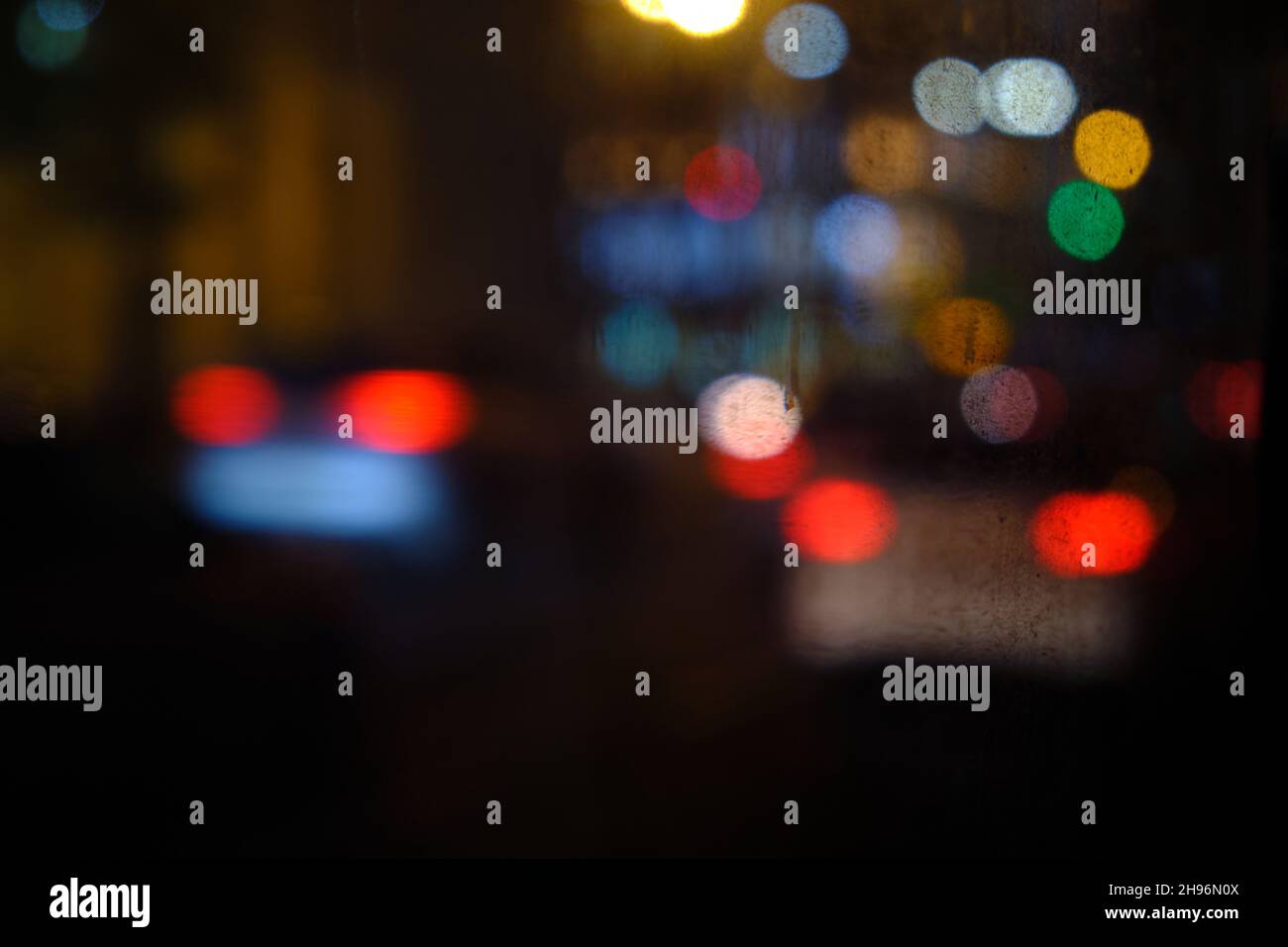 Luci sfocate del traffico cittadino Foto Stock