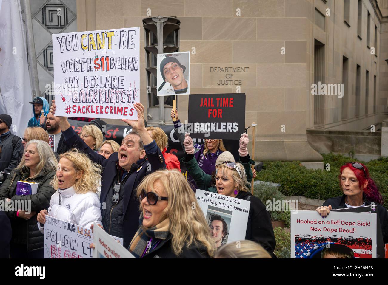 Persone provenienti da tutti gli Stati Uniti, che hanno perso i propri cari a causa dell'epidemia di oppioidi, si sono radunate presso il Dipartimento di Giustizia di Washington DC, chiedendo al procuratore generale Merrick Garland e al vice-procuratore Lisa Monaco di portare accuse penali contro i membri della famiglia Sackler. La società di Sackler, Purdue Pharma, ha dichiarato colpevole nell'ottobre del 2020, a tre accuse penali relative alla sua commercializzazione del farmaco OxyContin, ma hanno affrontato solo sanzioni monetarie di circa 8.3 miliardi di dollari. (Foto di Michael Nigro/Pacific Press) Foto Stock