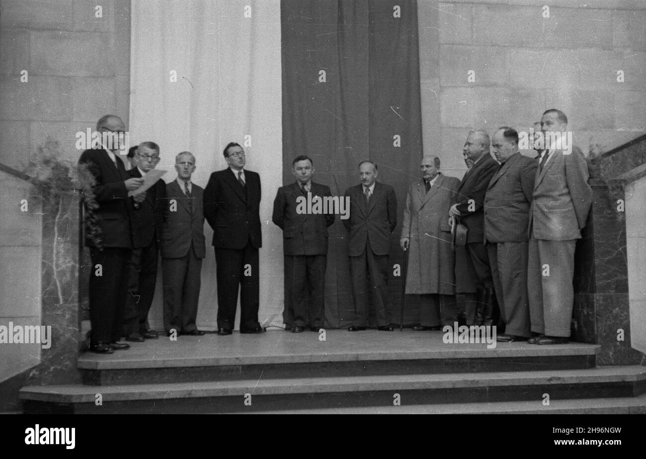 Warszawa, 1947-09-01. Otwarcie wystawy wspó³czesnej grafiki czechos³owackiej w Muzeum Narodowym. m.in. Dyrektor muzeum Stanis³aw Lorentz (1L), ambasador Czechos³owacji Józef Hejret (2L), ministro kultury i sztuki Stefan Dybowski (4L), ministro lasów Boles³aw Podedworny (5L), ministro spraw zagranicznych Zygmunt Modzelewski (6L), ministro marsza³ek Puttwu (3P), ministro D¹b i-telegrafów Józef (Kocio³), ministro W³adys³aw Putzpórolpórol i), (3P (i), il ministro komunikacji Jan Rabanowski (1P), po/ms PAP Varsavia, 1 settembre 1947. Una mostra di moderna grafica ceca ar Foto Stock