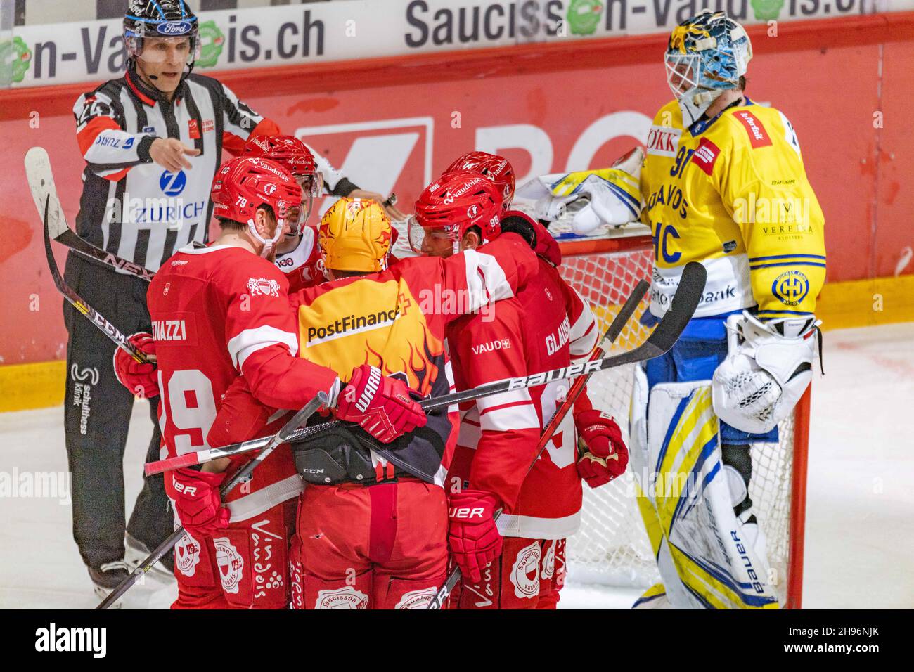 Losanna, Vaudoise Arena, Svizzera. 3 dicembre 2021. Losanna Svizzera, 12/03/2021: La squadra di Losanna HC festeggia durante la 31esima partita della stagione della Lega Nazionale Svizzera 2021-2022 con la Losanna HC e HC Davos (Credit Image: © Eric Dubost/Pacific Press via ZUMA Press Wire) Foto Stock