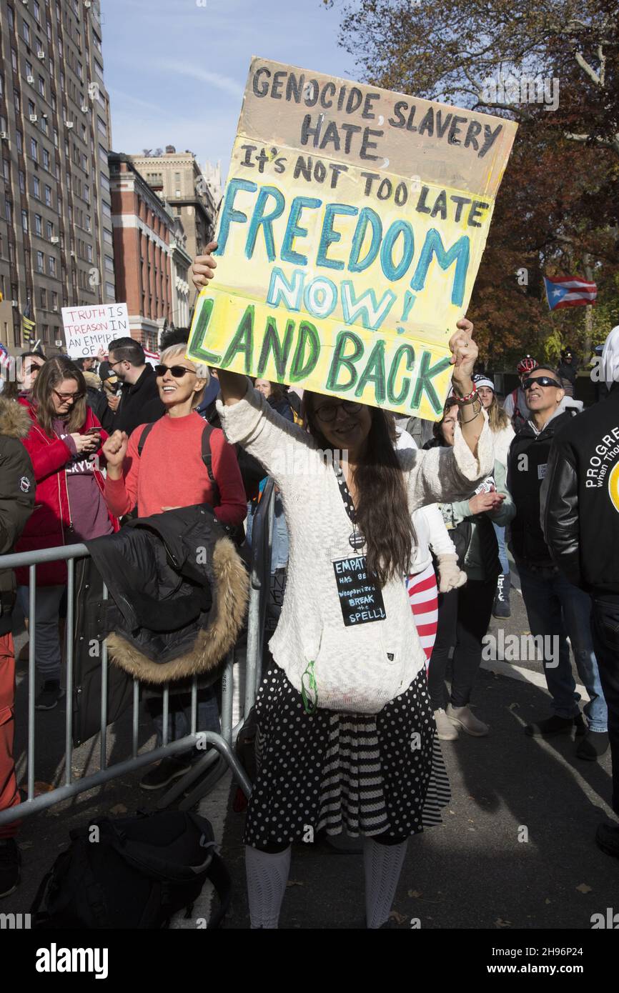 Rally e marcia da parte di persone che mettono in discussione l'efficacia e la sicurezza dei vaccini mRNA e parlano per la salute libertà di scelta e nessun mandato di vaccino relativo ai vaccini Covid-19. Columbus Circle, New York. Foto Stock