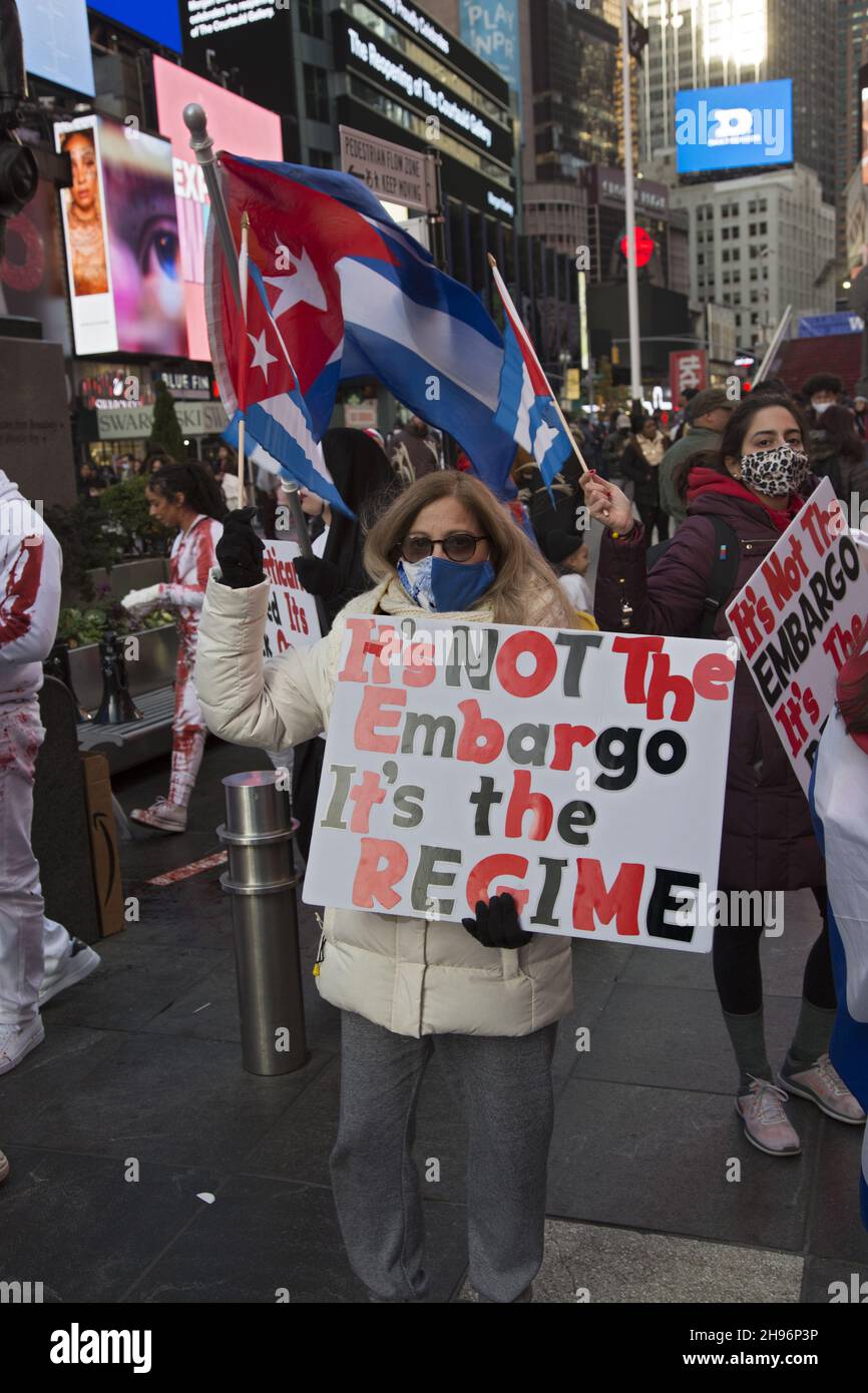 I cubani a New York City dimostrano di sensibilizzare maggiormente sulla repressione e sui problemi di Cuba. Il loro motto è "non è l'embargo, è il regime". Foto Stock