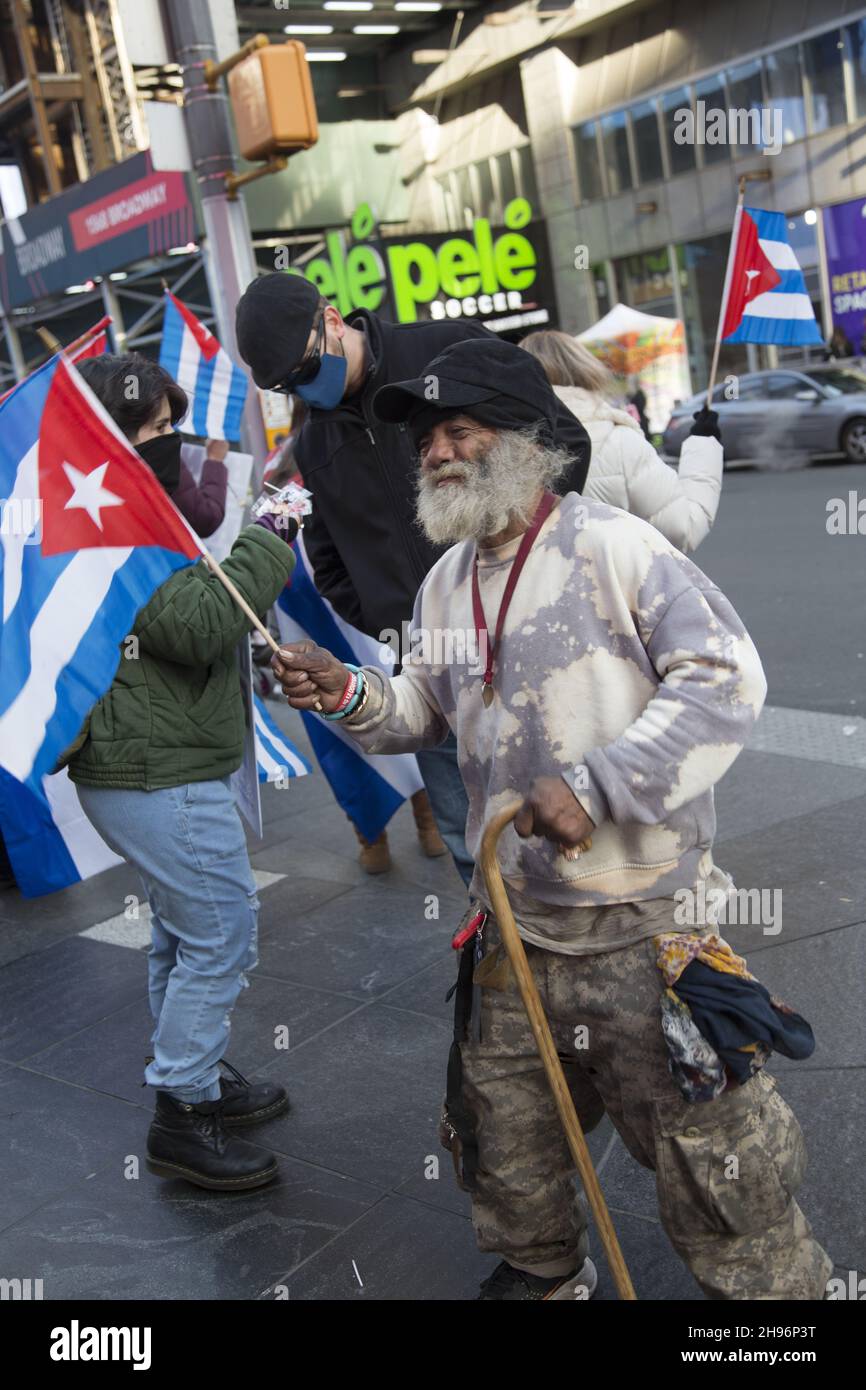 I cubani a New York City dimostrano di sensibilizzare maggiormente sulla repressione e sui problemi di Cuba. Il loro motto è "non è l'embargo, è il regime". Foto Stock