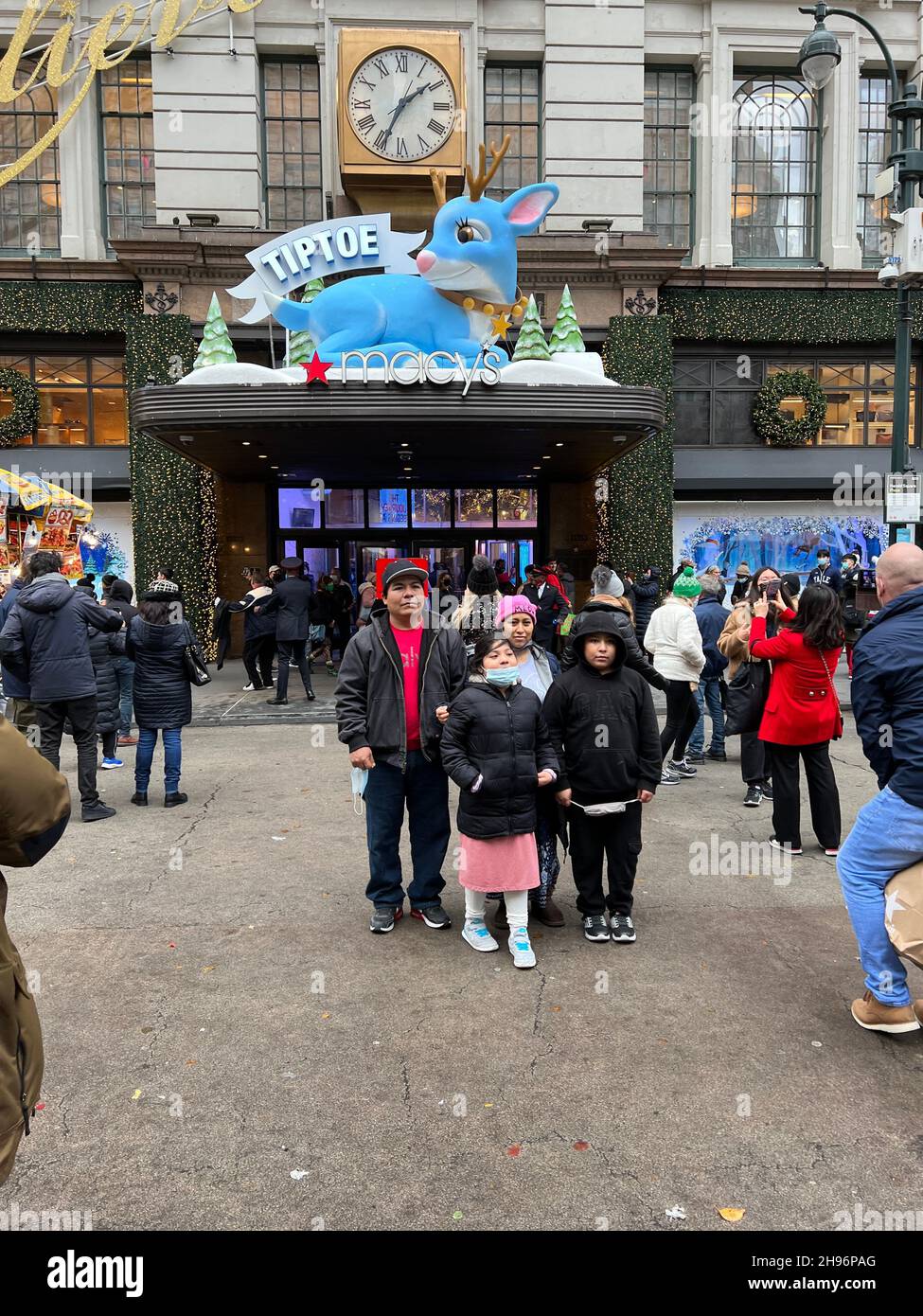 La famiglia messicana ha la sua foto scattata di fronte al grande magazzino Macy's il Black Friday che segna l'inizio ufficiale della stagione di shopping delle feste di Natale a New York e altrove. Broadway alla 34th Street, New York City. Foto Stock
