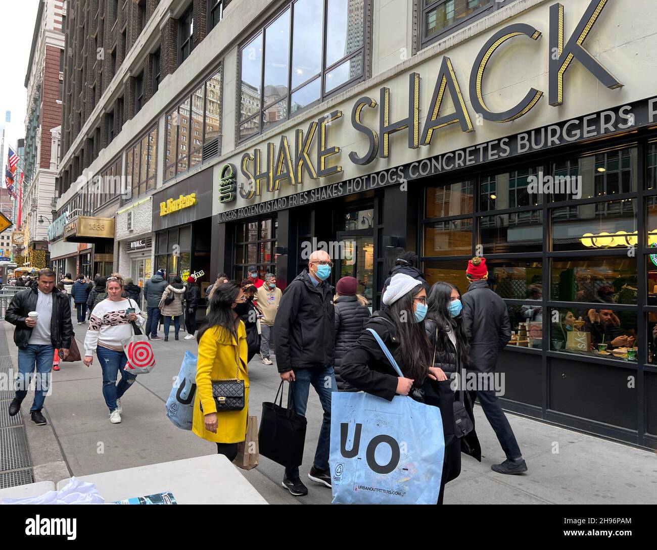 Gli amanti dello shopping del Black Friday camminano verso Times Square a Broadway, subito a nord di Macy's e dei negozi di marca della 34esima strada per fare shopping a Manhattan, New York City. Foto Stock