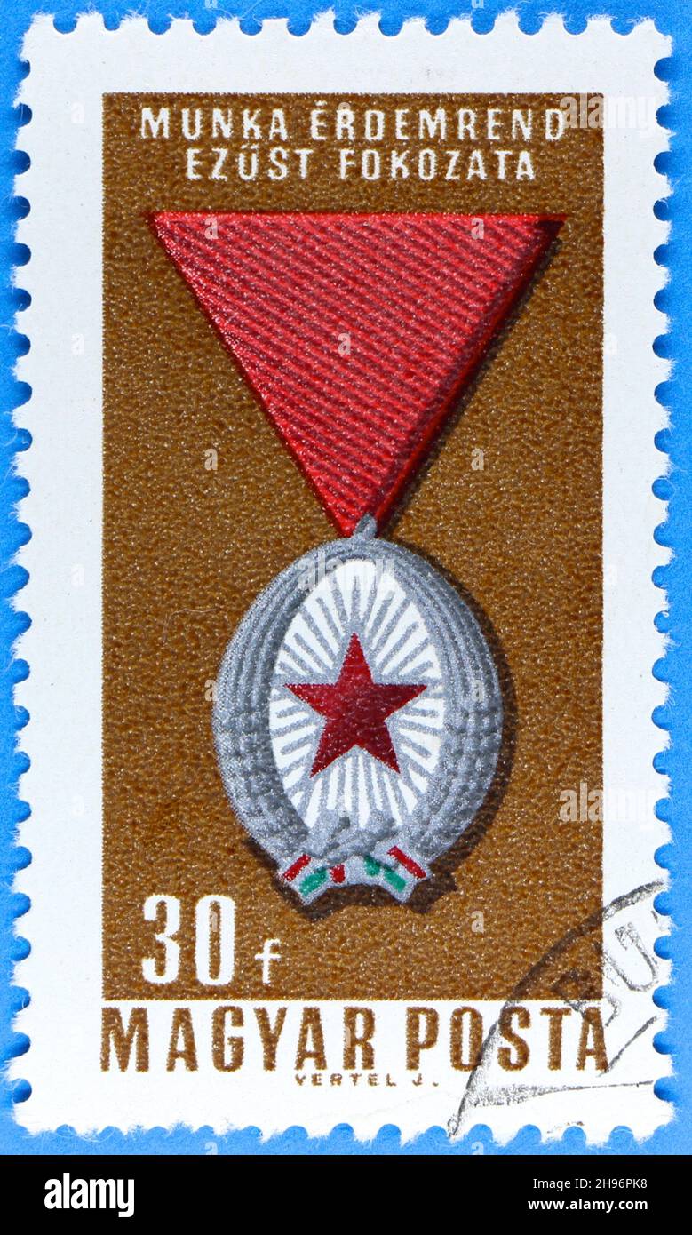 Foto di un francobollo ungherese da 30 f con un'illustrazione di un ordine di medaglia di lavoro di grado argento dell'era comunista Foto Stock