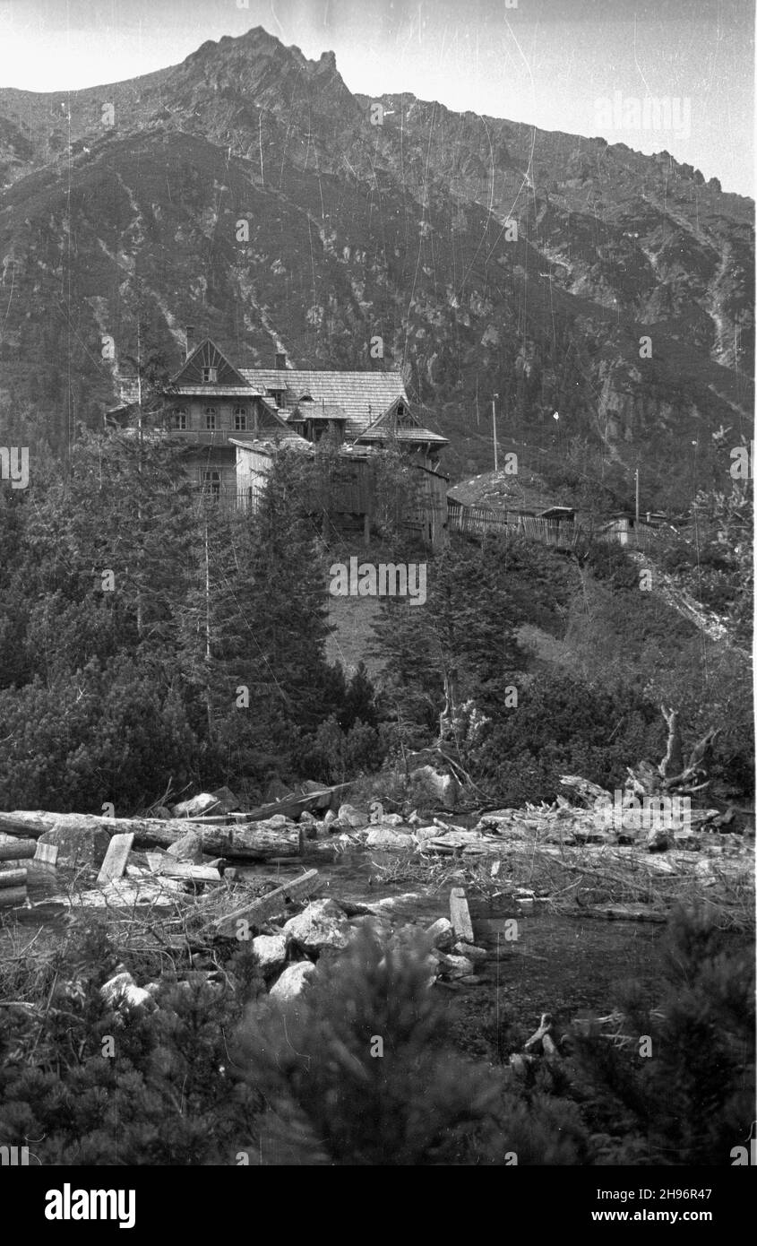 Polska, 1947-09. Tatry Wysokie. budynek Nowego Schroniska w Dolinie Rybiego Potoku nad Morskim Okiem, wzniesiony w 1908 r. W tle masyw Miedzianego. bk/mgs PAP Dok³adny dzieñ wydarzenia nieustalony. Polonia, 1947 settembre. Le alte montagne Tatra. Nella foto: L'edificio New Hostel nella valle di Rybi Potok su Morskie Oko tarn, costruito nel 1908. Sullo sfondo Monte Miedziany. bk/MGS PAP Foto Stock