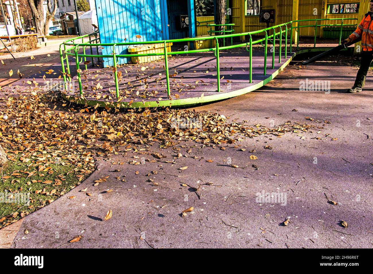 Dnepropetrovsk, Ucraina - 11.25.2021: Pulizia di foglie secche con un mulino a vento. Un lavoratore municipale pulisce il parco cittadino. Preparazione dei parchi cittadini per l'inverno Foto Stock