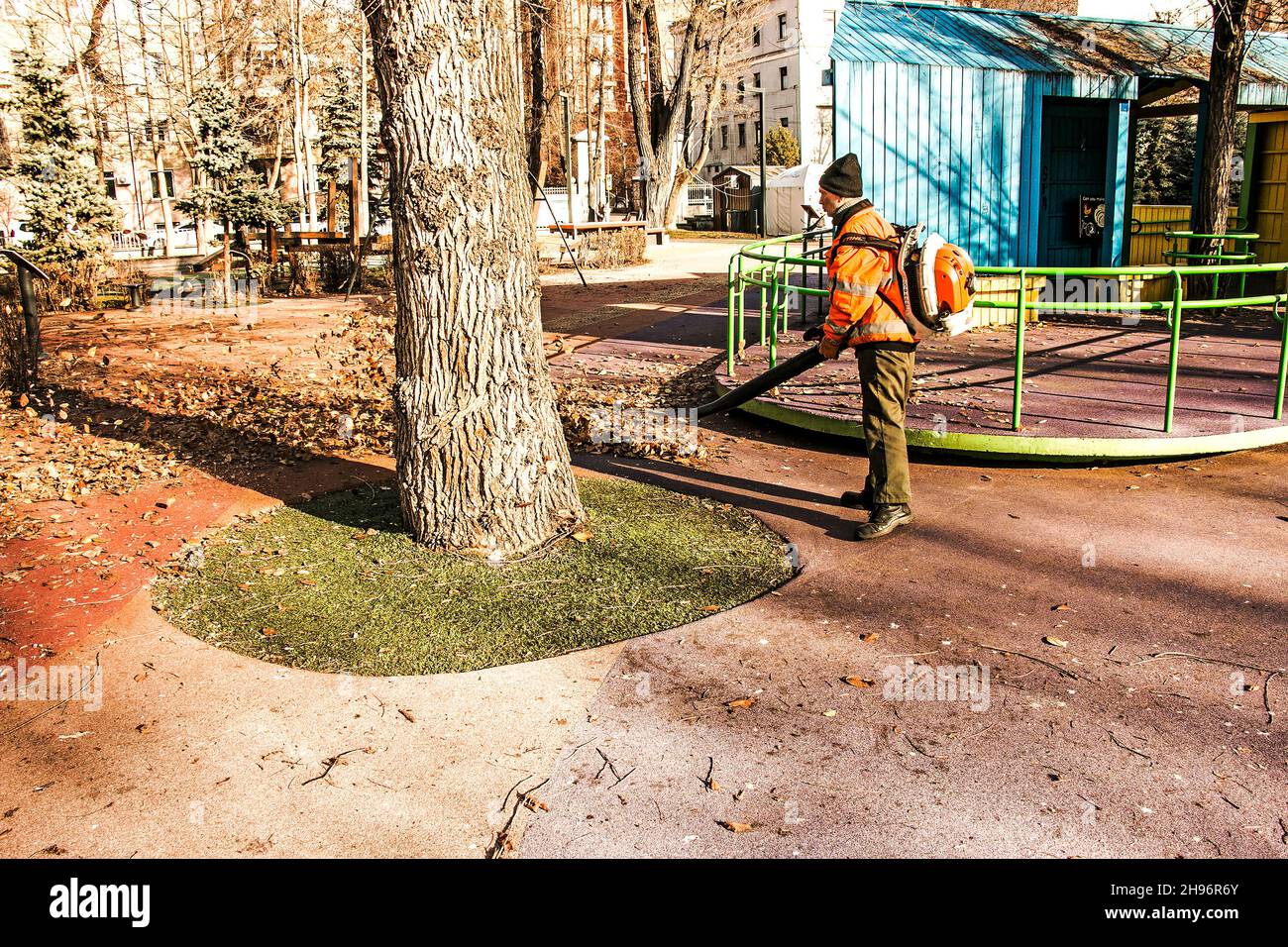 Dnepropetrovsk, Ucraina - 11.25.2021: Pulizia di foglie secche con un mulino a vento. Un lavoratore municipale pulisce il parco cittadino. Preparazione dei parchi cittadini per l'inverno Foto Stock