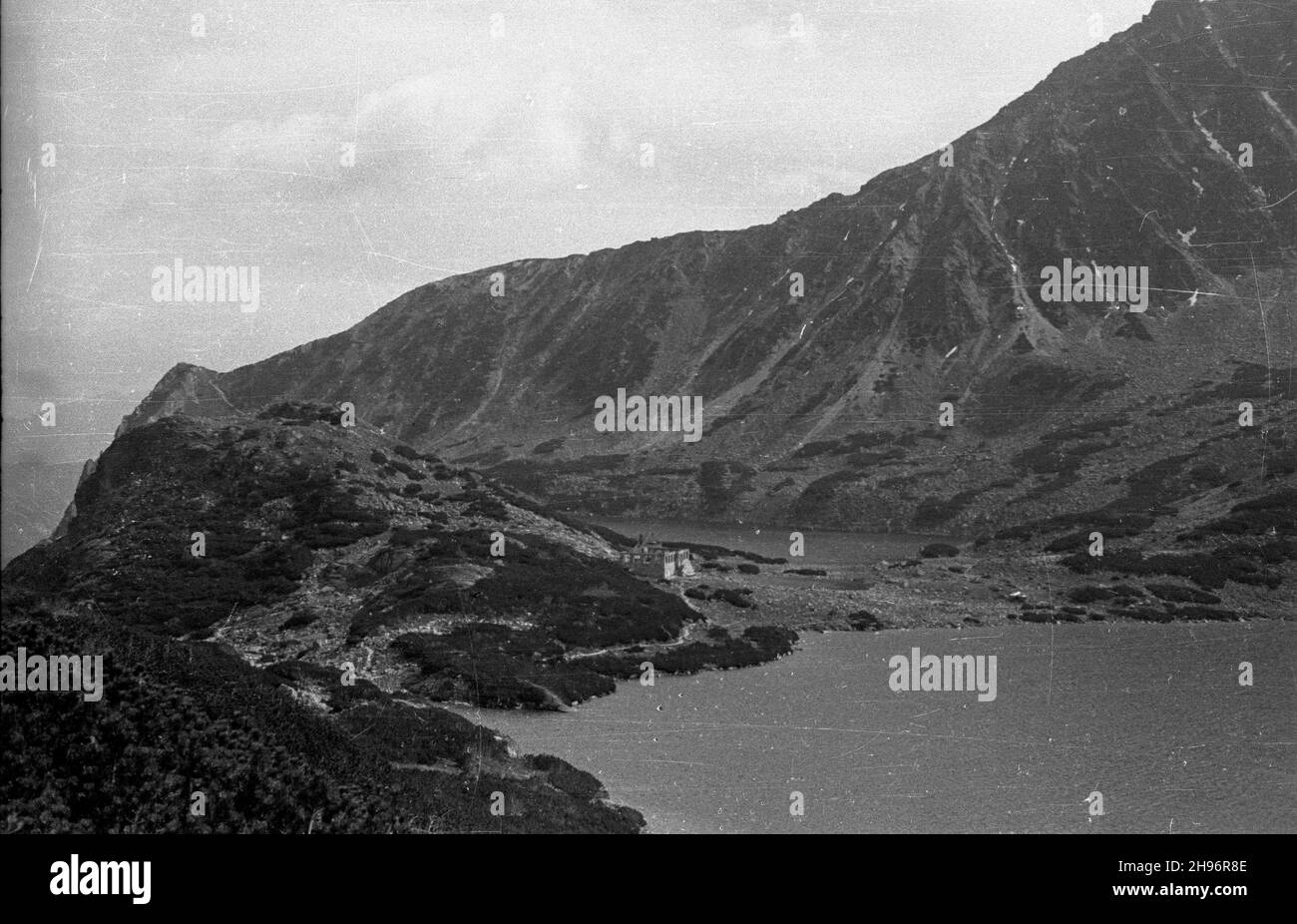 Polska, 1947-09. Tatry Wysokie. NZ. Dolina Piêciu Stawów Polskich: WIELKI Staw od po³udnia, za nim Ma³y Staw i Przedni Staw, nieczynne schronisko oraz grañ Opalonego Wierchu. Z lewej ujœcie Rybiego Potoku. bk/mgs PAP Dok³adny dzieñ wydarzenia nieustalony. Polonia, 1947 settembre. Le alte montagne Tatra. Nella foto: La Pieciu Stawow Polskich Valley. bk/MGS PAP Foto Stock