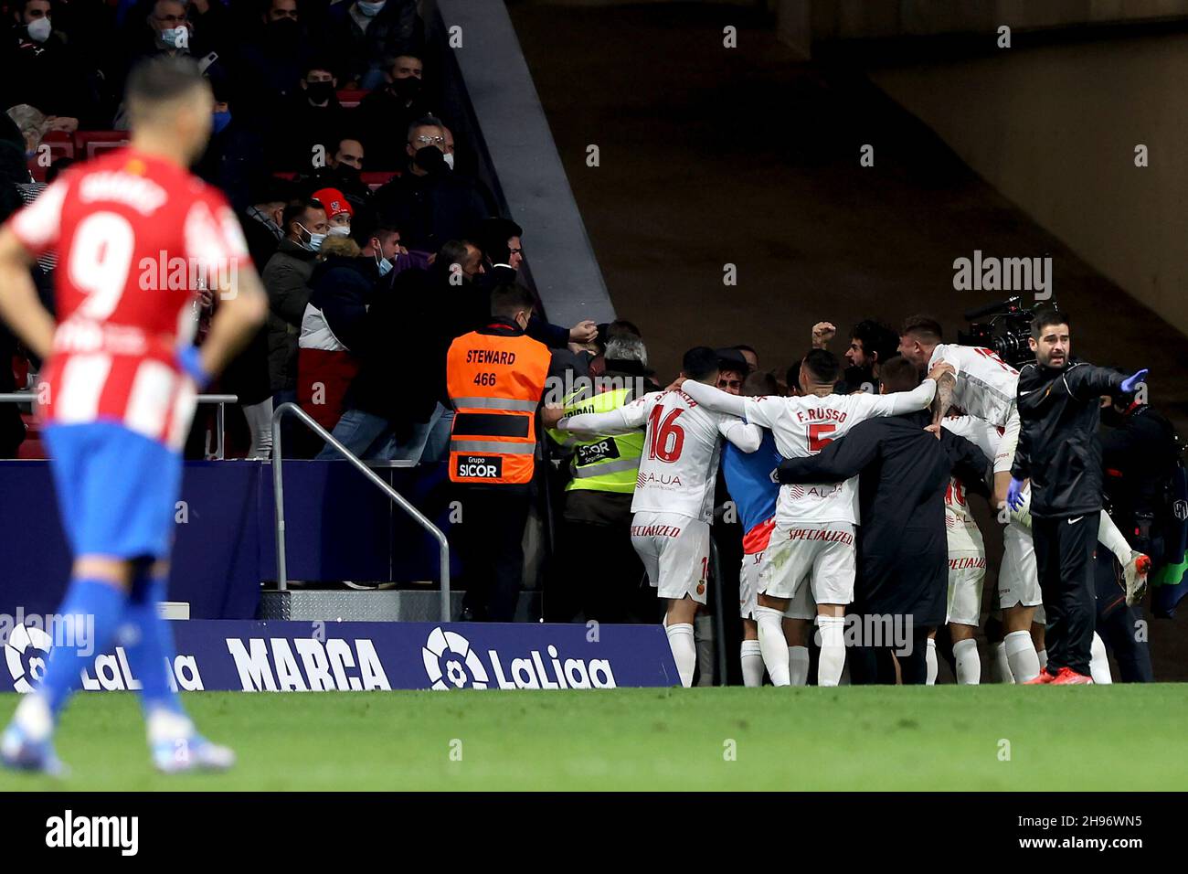 Madrid, Spagna; 04.12.2021.- Atlético de Madrid contro la partita di calcio RCD Mallorca 16 la Liga spagnola si è tenuta allo stadio Wanda di Madrid. Atletico de Madrid giocatore Correa (L) Mallorca giocatore Sanchez (R) Punteggio finale 1-2 goal di Atletico de Madrid Matheos Cunha 68  Goal di Mallorca Franco Russo 80  e prendere Cubo 90 1 Photo: Juan Carlos Rojas/Picture Alliance Foto Stock