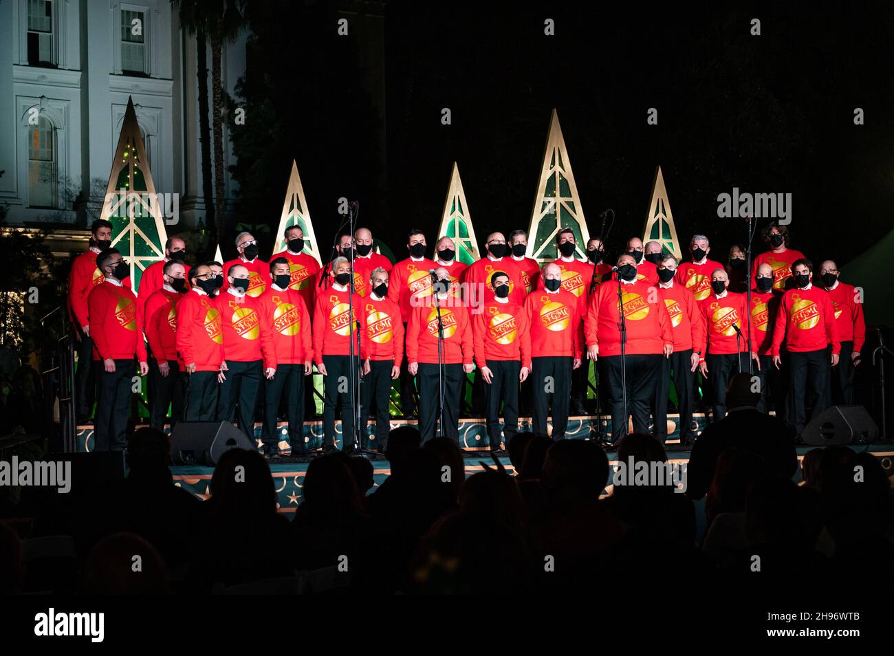 Foto del San Francisco Gay Mens Chorus che si esibisce durante la cerimonia annuale di illuminazione del Campidoglio della California del 90th. Foto Stock