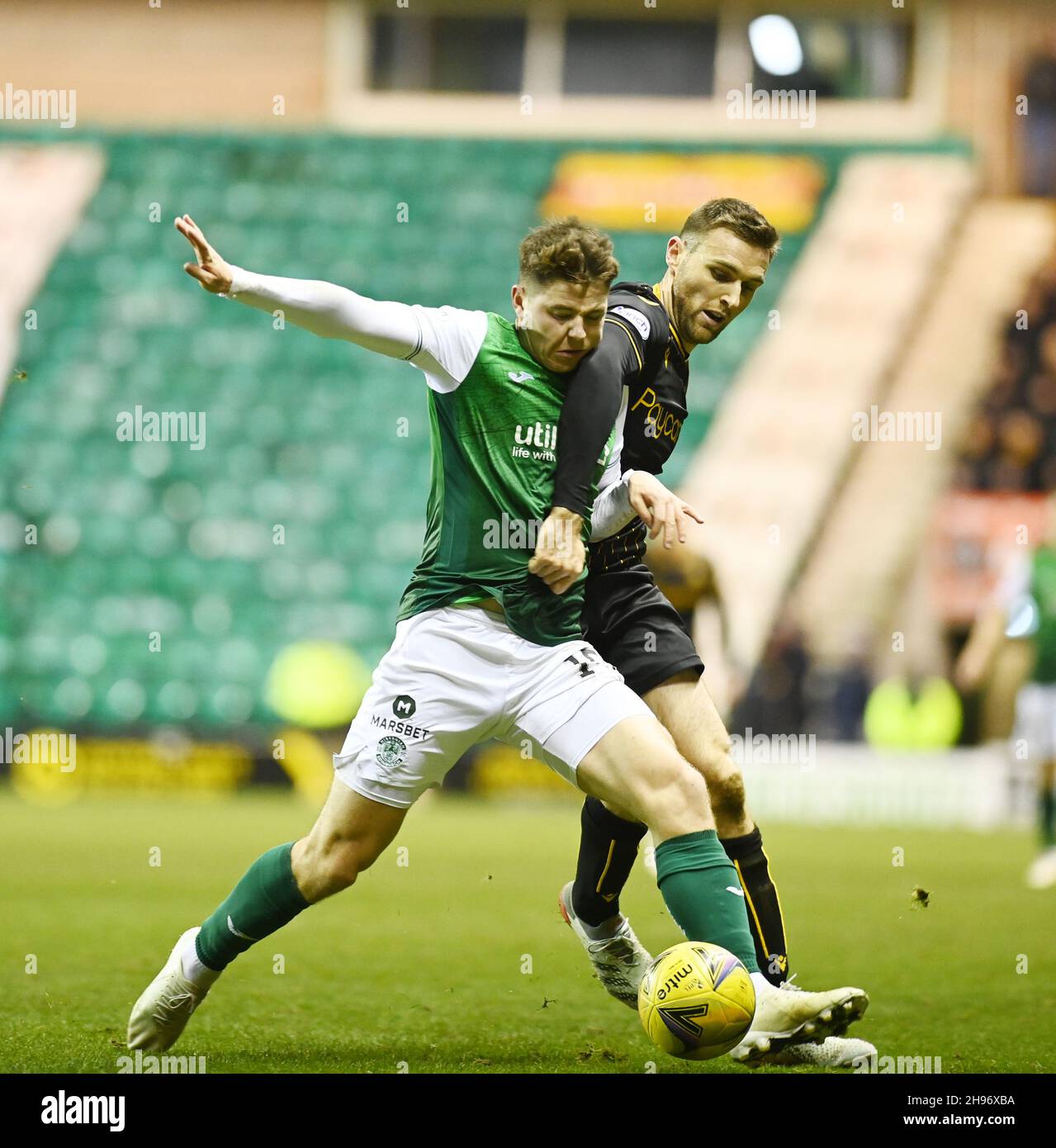 Easter Road Stadium .Edinburgh .Scotland. UK .4th Dec 21 Hibernian vs Motherwell .Cinch Premiership game. Hibs Kevin Nisbet Tussle con Stephen o'Donnell Motherwell Credit: eric Mccowat/Alamy Live News Foto Stock