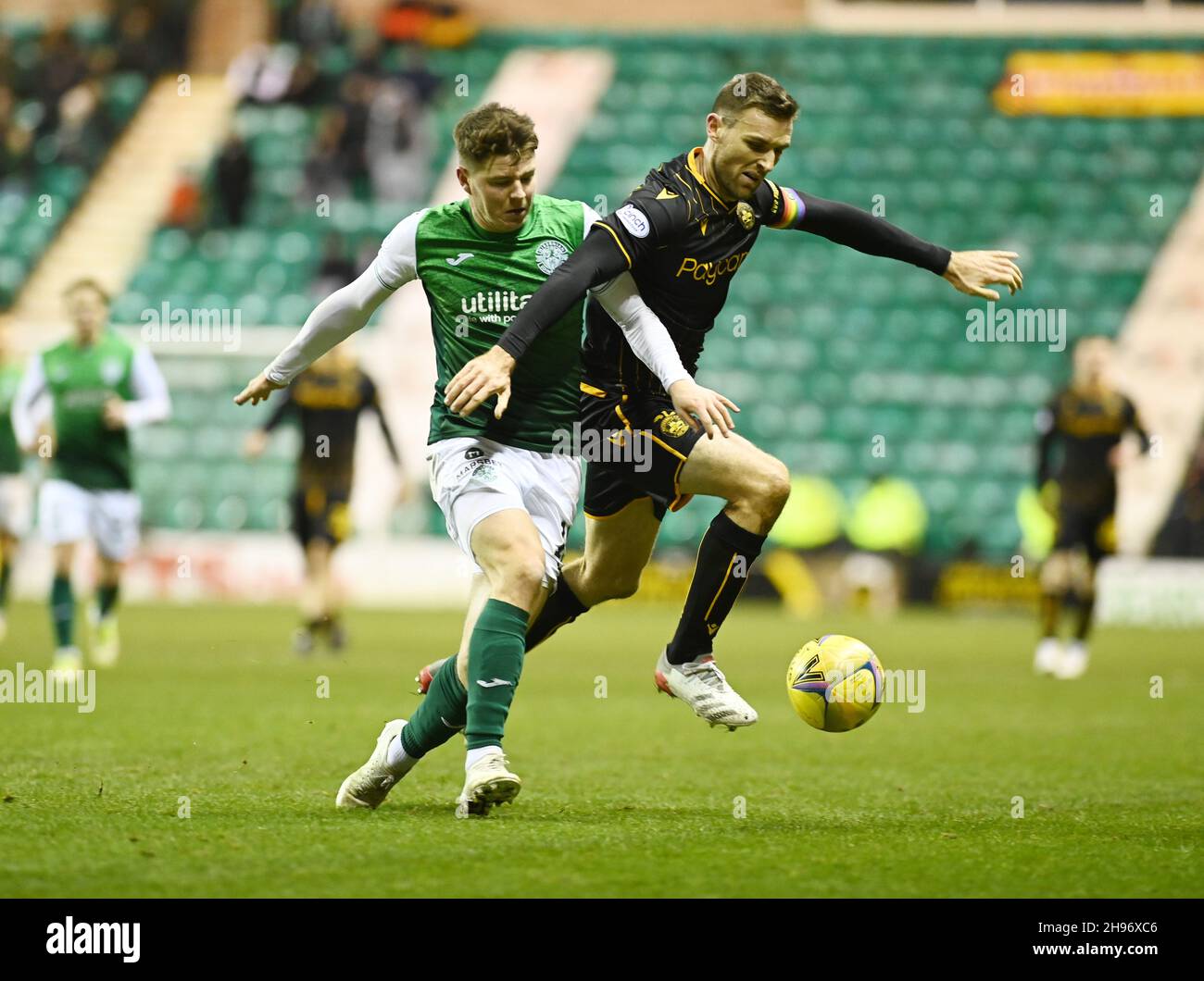 Easter Road Stadium .Edinburgh .Scotland. UK .4th Dec 21 Hibernian vs Motherwell .Cinch Premiership game. Hibs Kevin Nisbet Tussle con Stephen o'Donnell Motherwell Credit: eric Mccowat/Alamy Live News Foto Stock