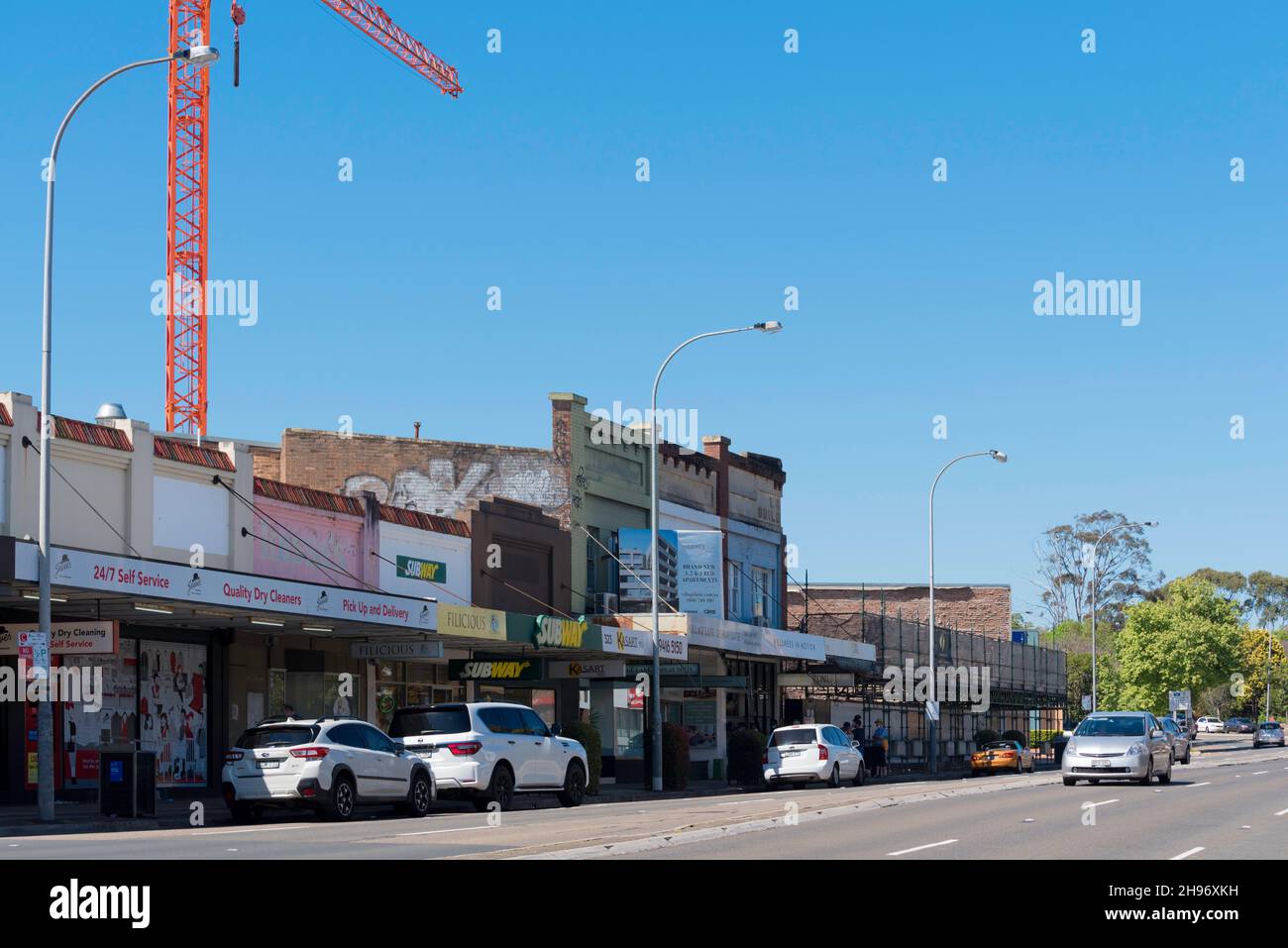 Una gru si trova sul sito di un nuovo blocco di appartamenti e negozi al piano terra sulla Pacific Highway a Lindfield, New South Wales, Australia Foto Stock