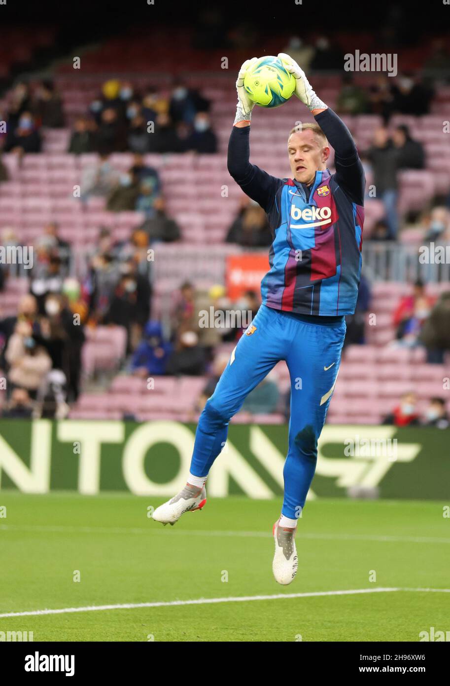 Sabadell, Barcellona, Spagna. 4 Dic 2021. Barcellona Spagna 04.12.2021 Marc Andre Ter Stegen (FC Barcellona) controlla la palla durante la Liga Santander tra il FC Barcelona e Real Betis a Camp Nou il 04 dicembre 2021 a Barcellona. Credit: Xavi Urgeles/ZUMA Wire/Alamy Live News Foto Stock