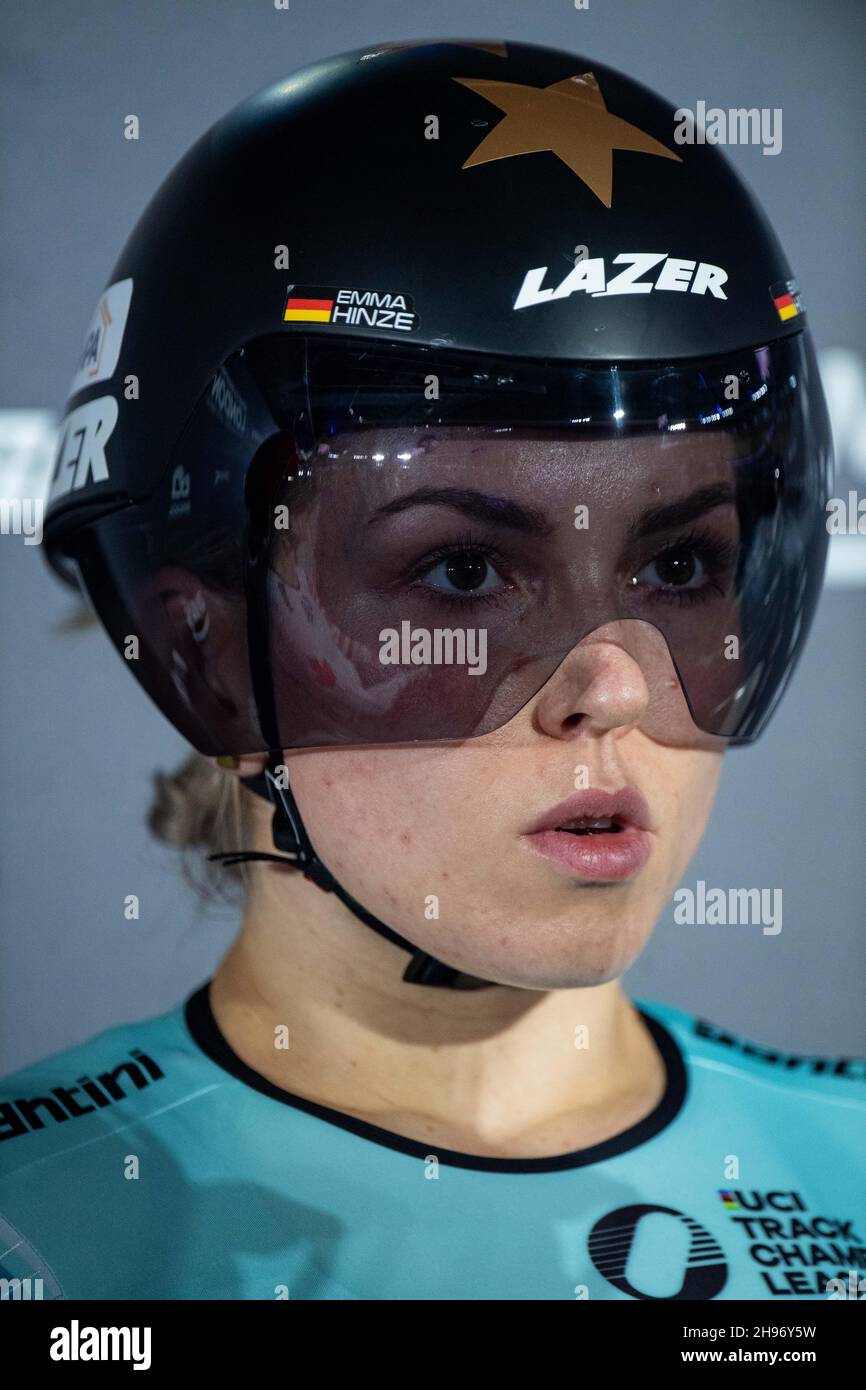 LONDRA, INGHILTERRA - DICEMBRE 04: Emma Hinze di Germania guarda a Lee Valley Velopark Velodrome il 4 dicembre 2021 a Londra, Inghilterra. (Foto di Sebastian Frej) Credit: Sebo47/Alamy Live News Foto Stock