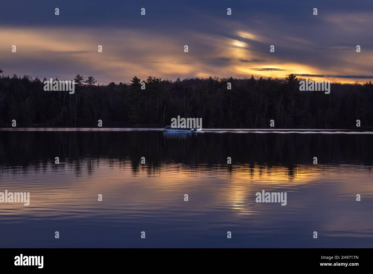 I navigatori si godono il tramonto sul lago Ghost nella Chequamegon National Forest nel nord del Wisconsin. Foto Stock