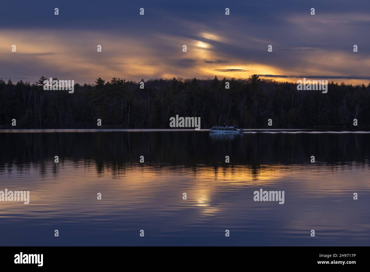 I navigatori si godono il tramonto sul lago Ghost nella Chequamegon National Forest nel nord del Wisconsin. Foto Stock