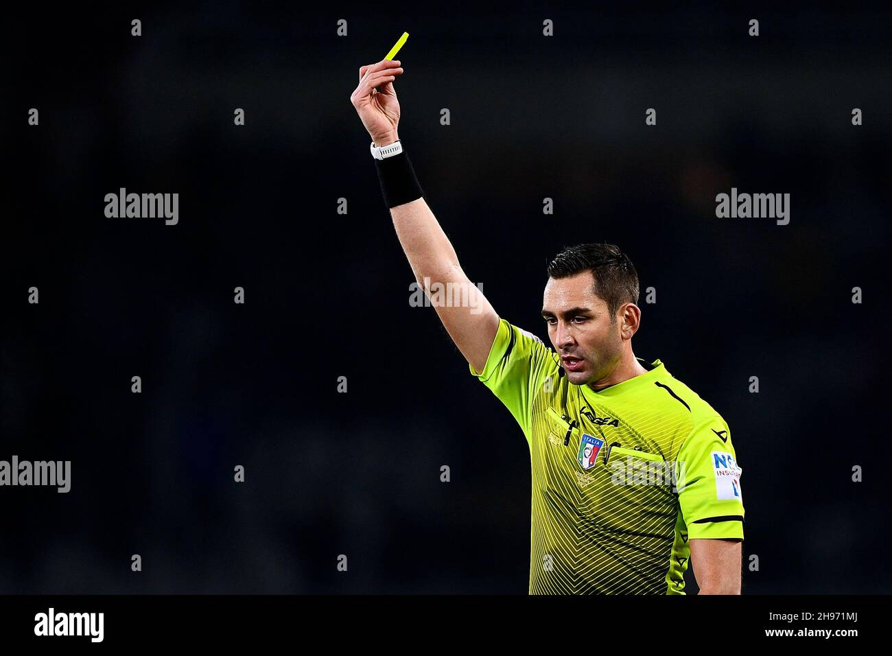 Torino, Italia. 02 dicembre 2021. L'arbitro Andrea Colombo mostra una carta gialla durante la Serie A partita di calcio tra Torino FC ed Empoli FC. Credito: Foto Stock