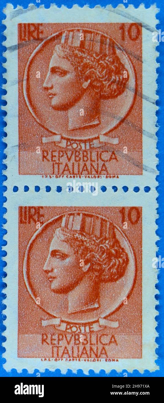 Foto di due francobolli rossi usati da 10 lire italiani con  un'illustrazione di una moneta greca di Siracusa Foto stock - Alamy