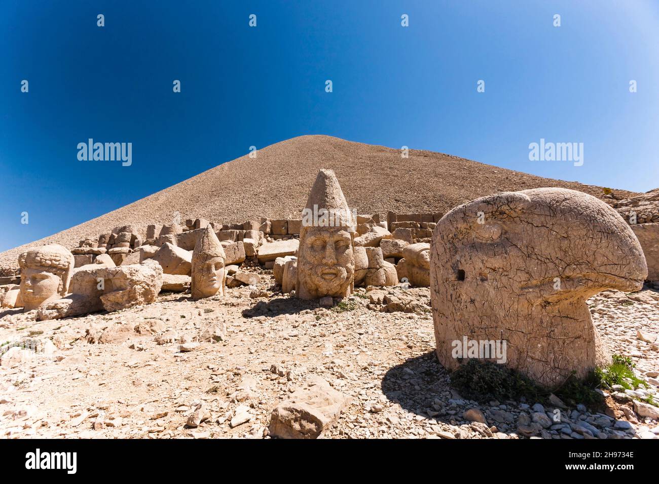 Monte Nemrut, Nemrut Dagi, statue di capo del dio aquila sulla terrazza ovest, mausoleo del regno del Commagene, Kahta, provincia di Adıyaman, Turchia, Asia Foto Stock