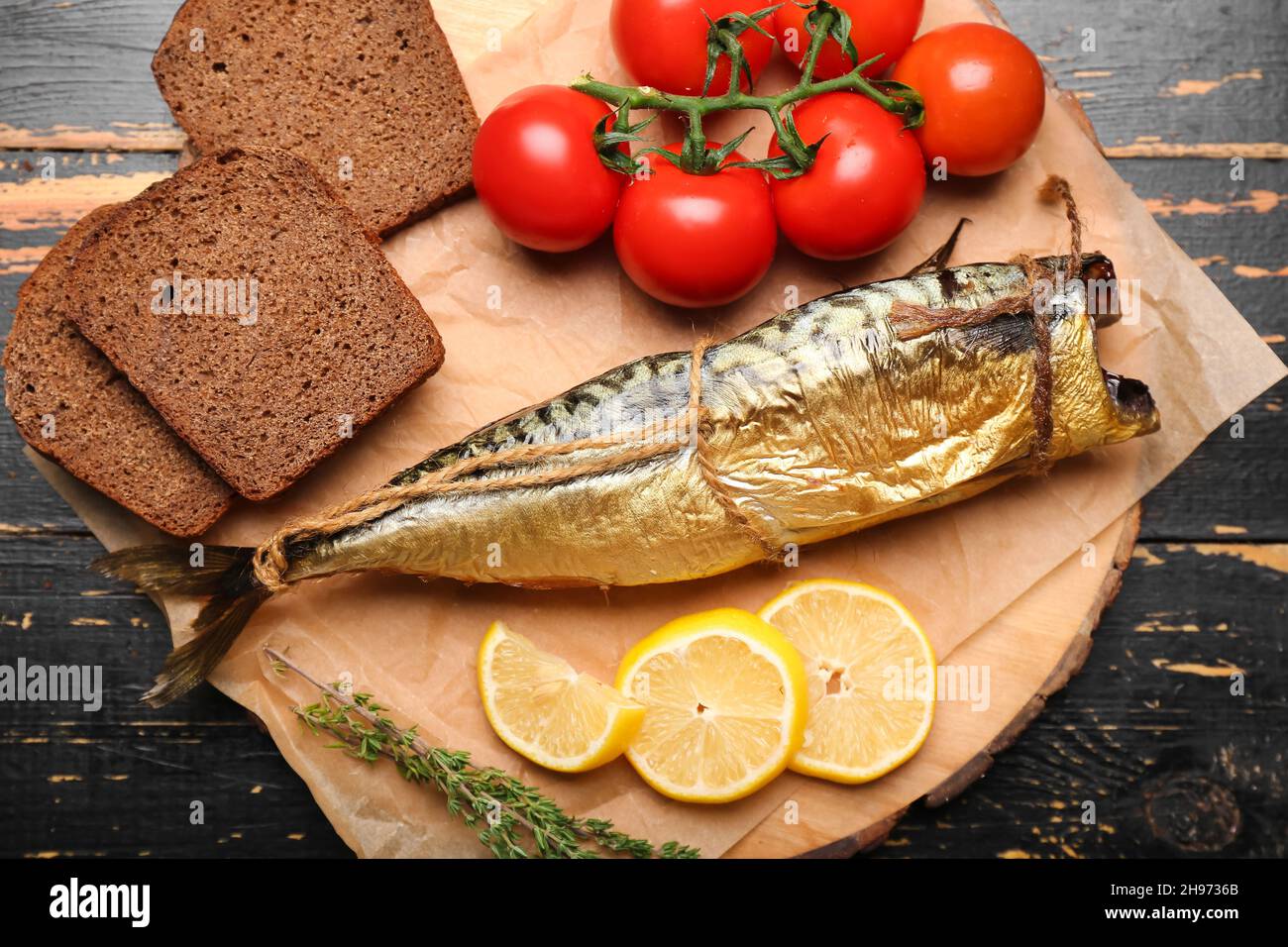 Gustoso sgombro affumicato con pane sul tavolo Foto Stock