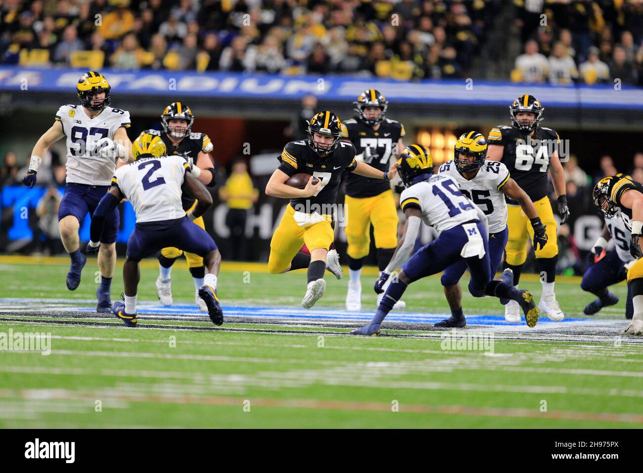 4 dicembre 2021: Iowa Hawkeyes quarterback Spencer Petras (7) alla partita di football NCAA Big Ten Championship tra i Michigan Wolverines vs Iowa Hawkeyes al Lucas Oil Stadium di Indianapolis, Indiana. JP Waldron/Cal Sport Media Foto Stock