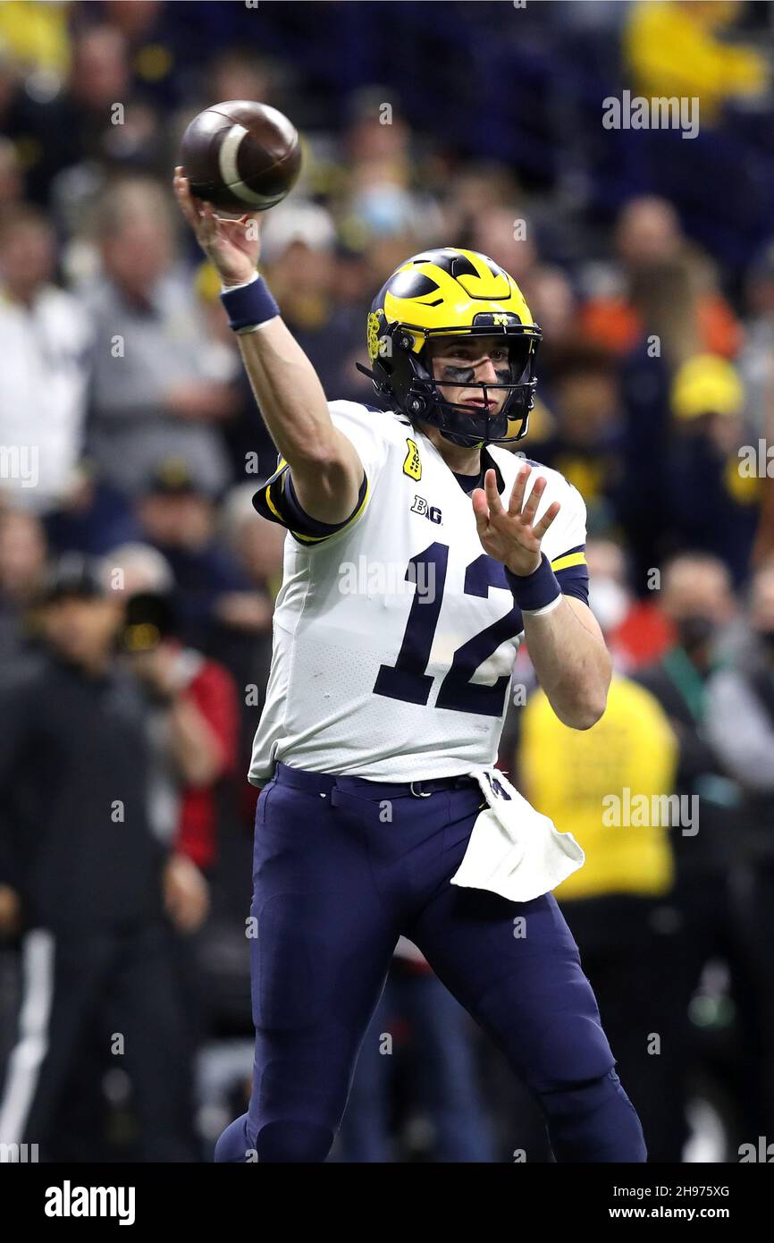 Indianapolis, Stati Uniti. 4 dicembre 2021. Michigan Wolverines Cade McNamara (12) lancia un passaggio nella prima metà contro gli Iowa Hawkeyes nella partita Big Ten Championship di Indianapolis, Indiana sabato 4 dicembre 2021. Foto di Aaron Josefczyk/UPI Credit: UPI/Alamy Live News Foto Stock