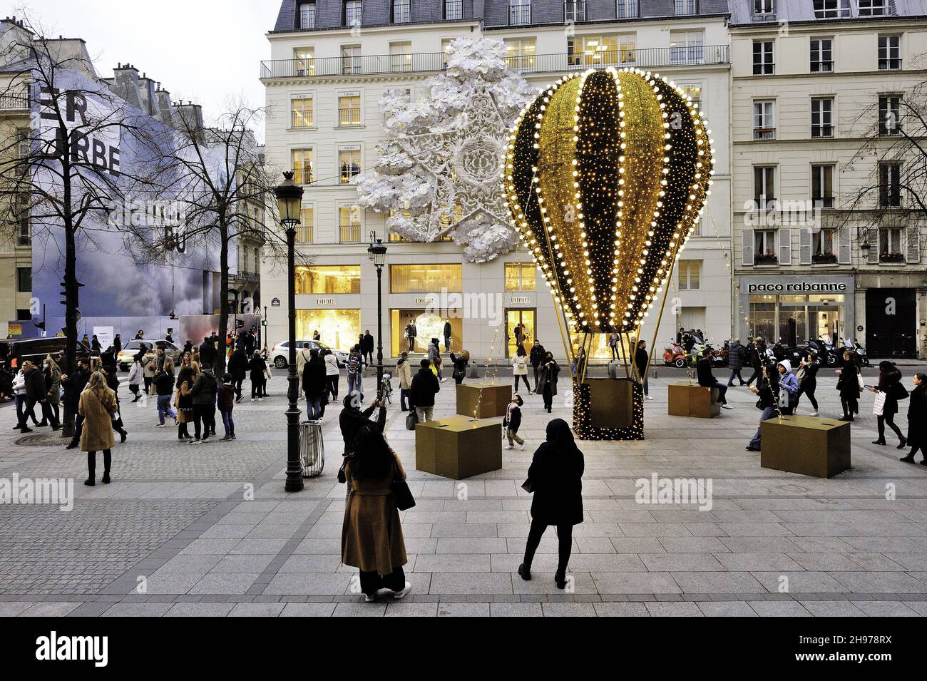 Francia, Parigi (75) 1° arrondissement, 2021 luci natalizie, Piazza M  Barres e via Saint Honore, negozio di lusso Dior Foto stock - Alamy