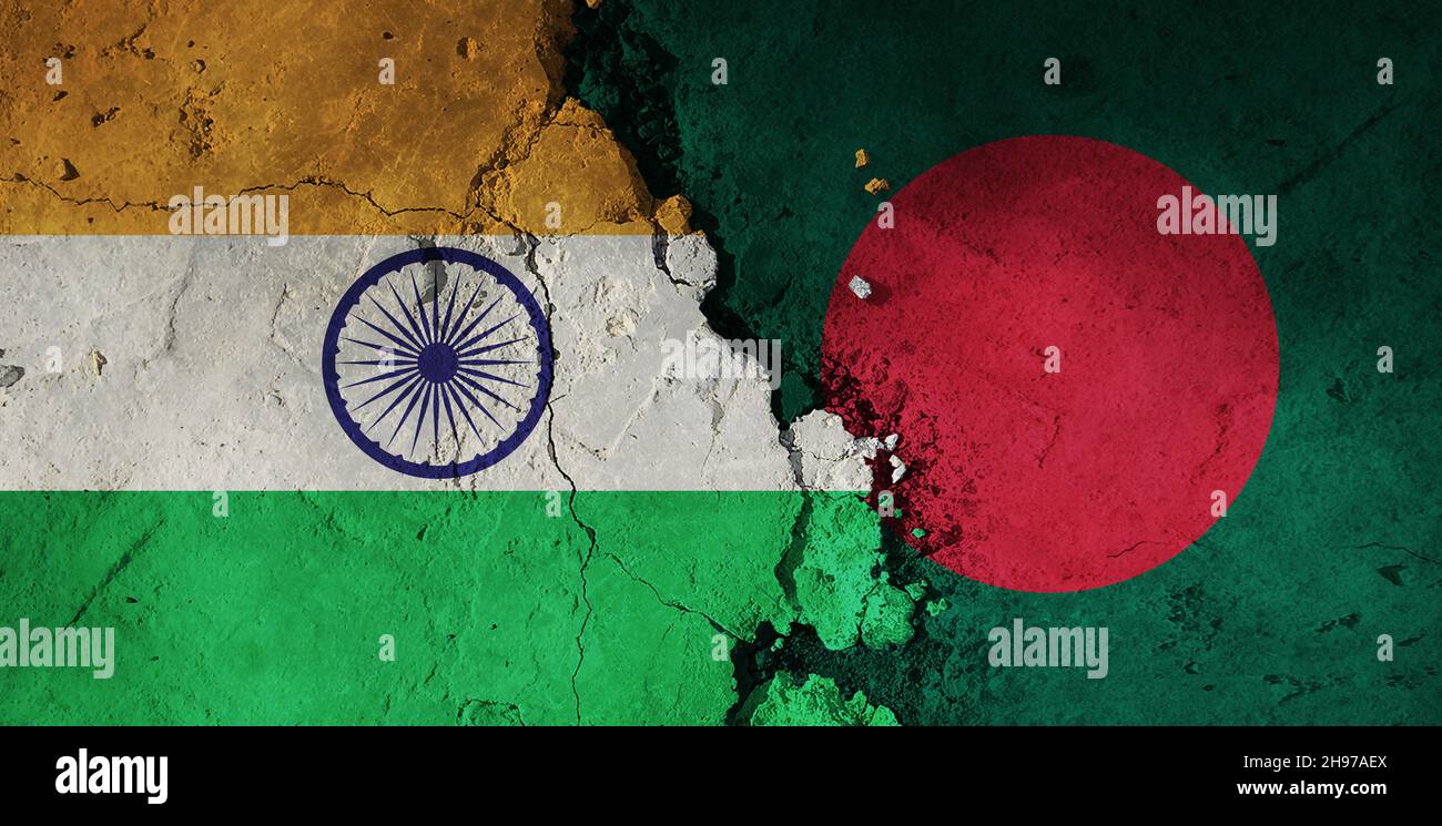 Bandiera India vs Bangladesh su uno sfondo grezzo. Sfondo rotto e incrinato. Foto Stock