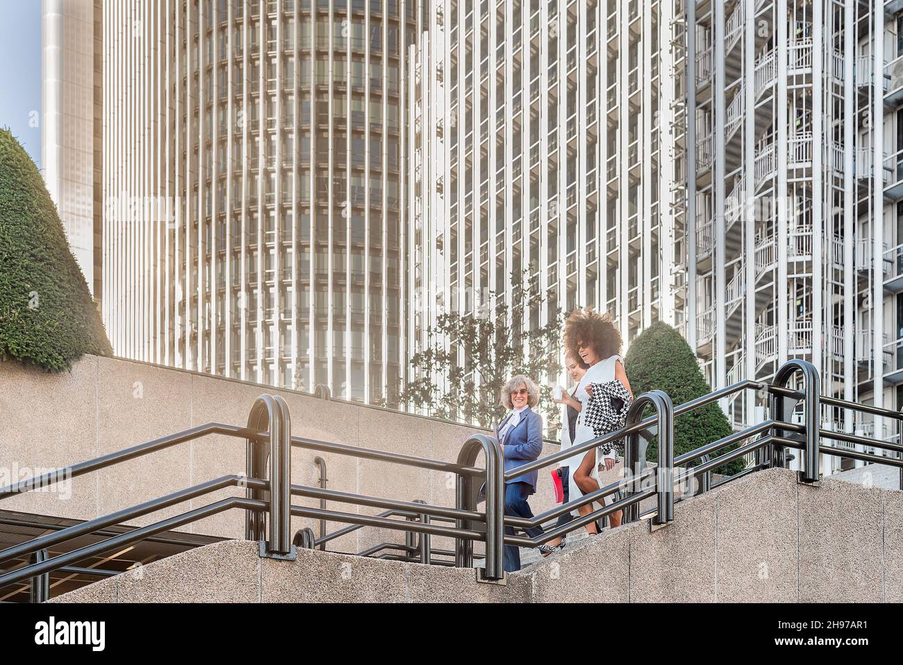 vista laterale delle donne d'affari sulla loro via di ritorno dal lavoro Foto Stock