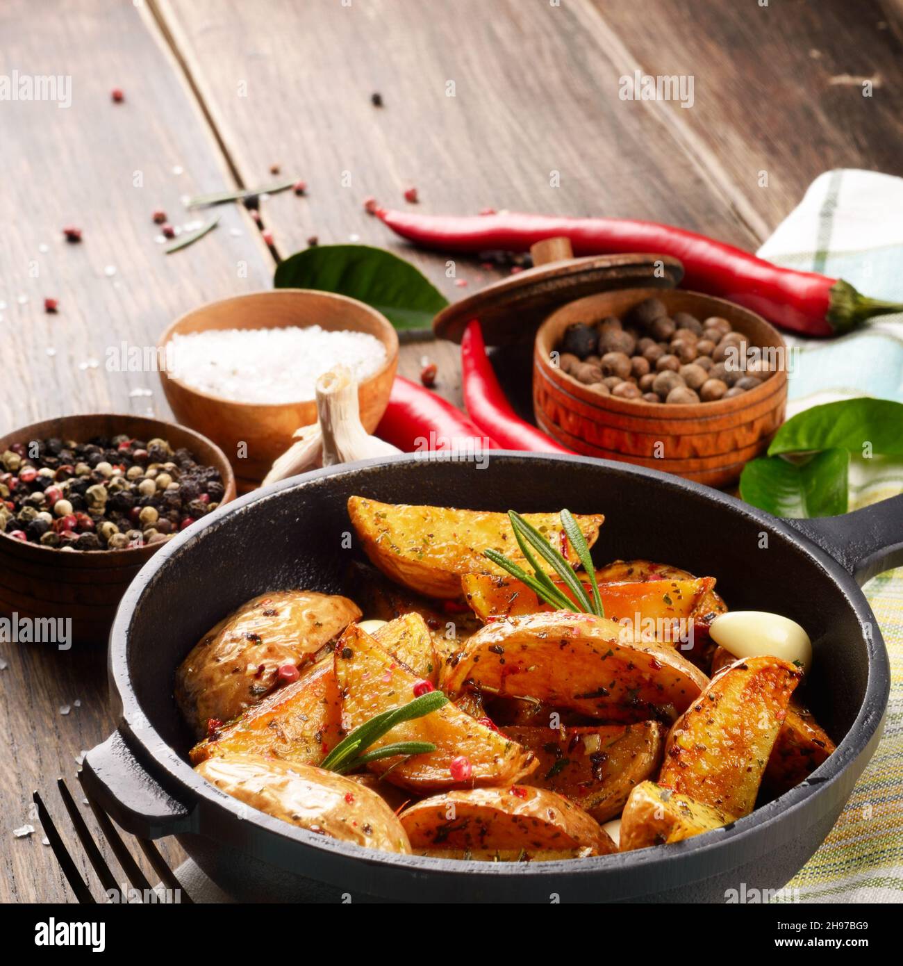 Padella patate fritte su carta da forno servire rustico Foto Stock