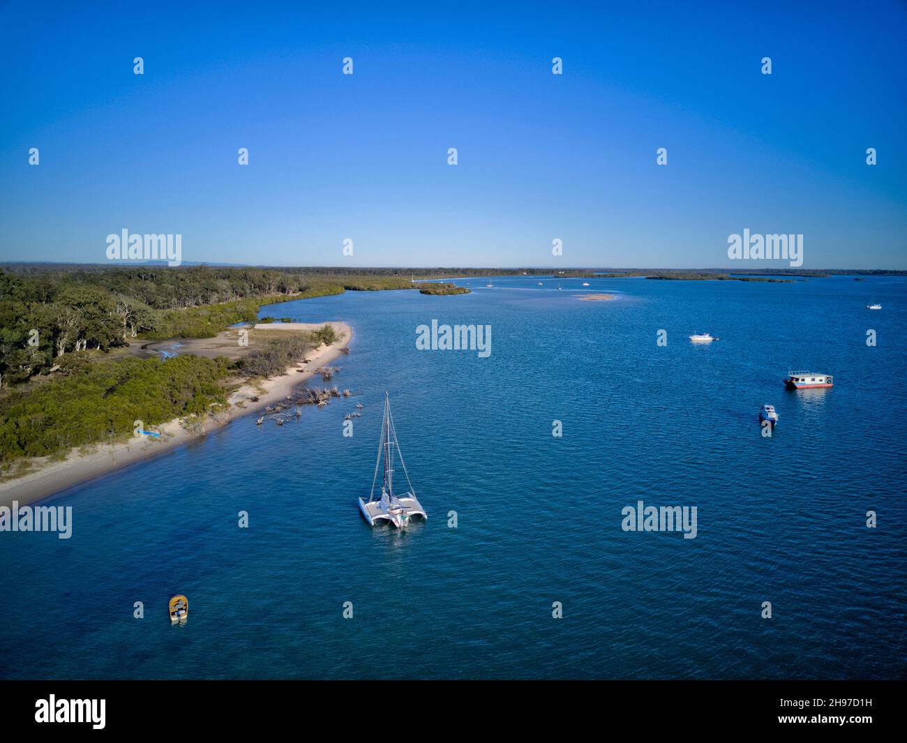 Antenna di yacht ancorati nelle acque tranquille di Burrum Heads una città costiera e località nella regione di Fraser Coast Queensland Australia Foto Stock