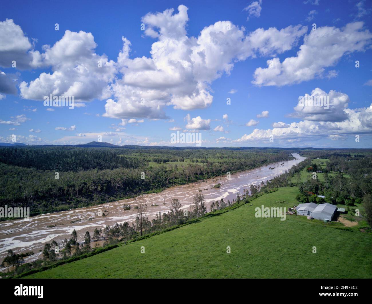 Fiume Burnett a valle della diga del Paradiso durante l'alluvione di dicembre 2021 vicino Biggenden Queensland Australia Foto Stock