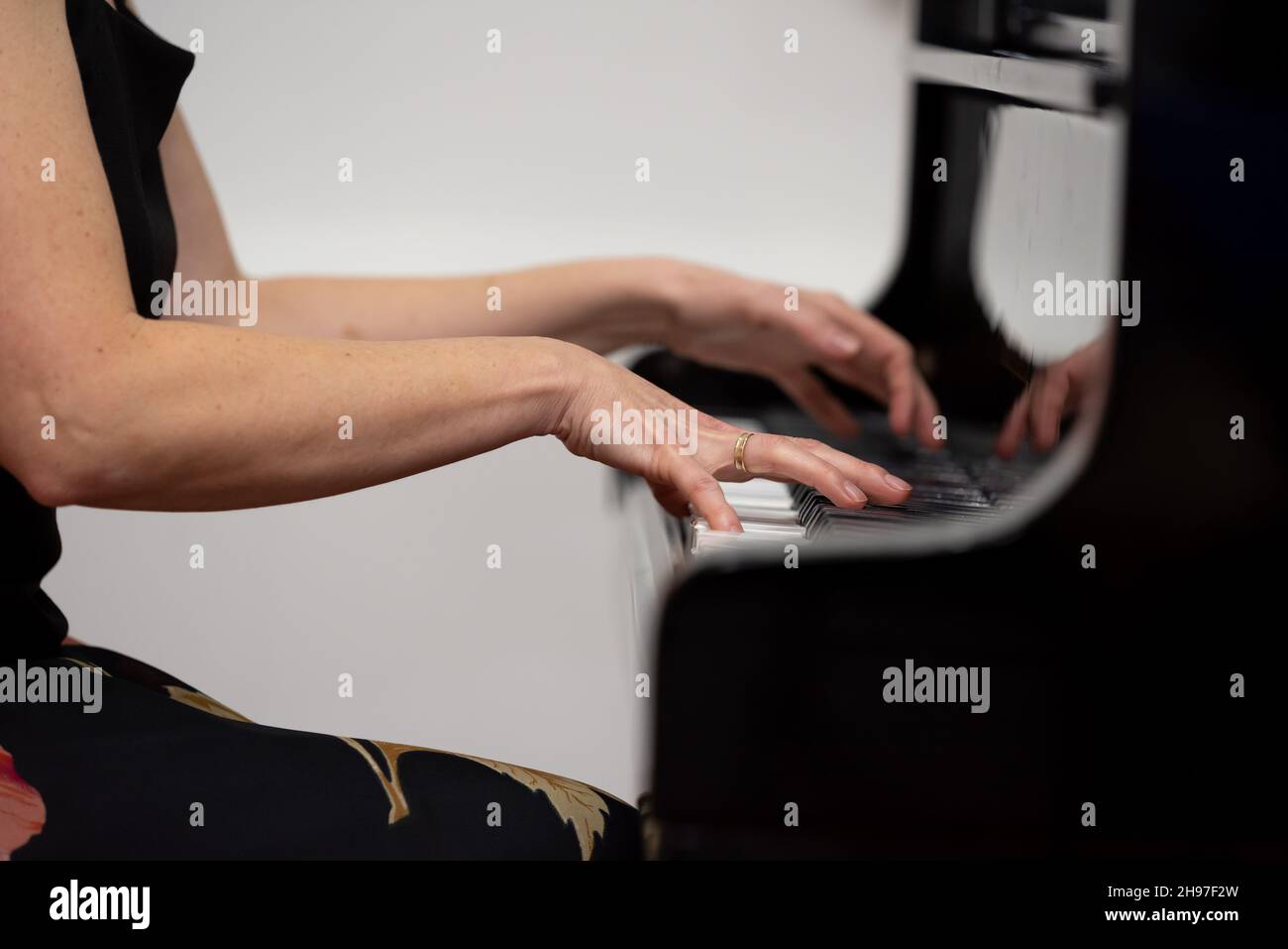Le mani femminili suonano pianoforte, foto da primo piano Foto Stock