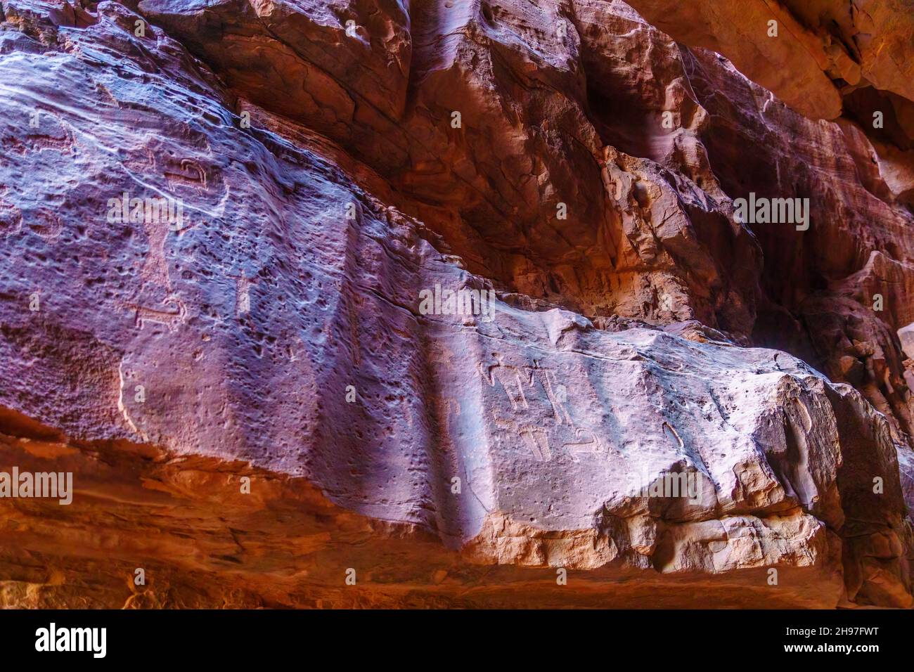 Vista di petroglifi preistorici e iscrizioni nelle scogliere rocciose, Wadi Rum, parco del deserto nel sud della Giordania Foto Stock