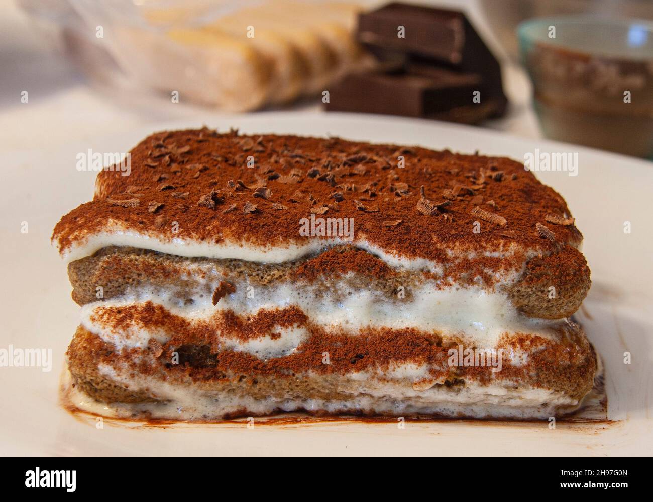 Il classico tiramisù fatto in casa è il dessert italiano per eccellenza, uno dei più deliziosi e conosciuti al mondo. Crema di mascarpone e caffè Foto Stock