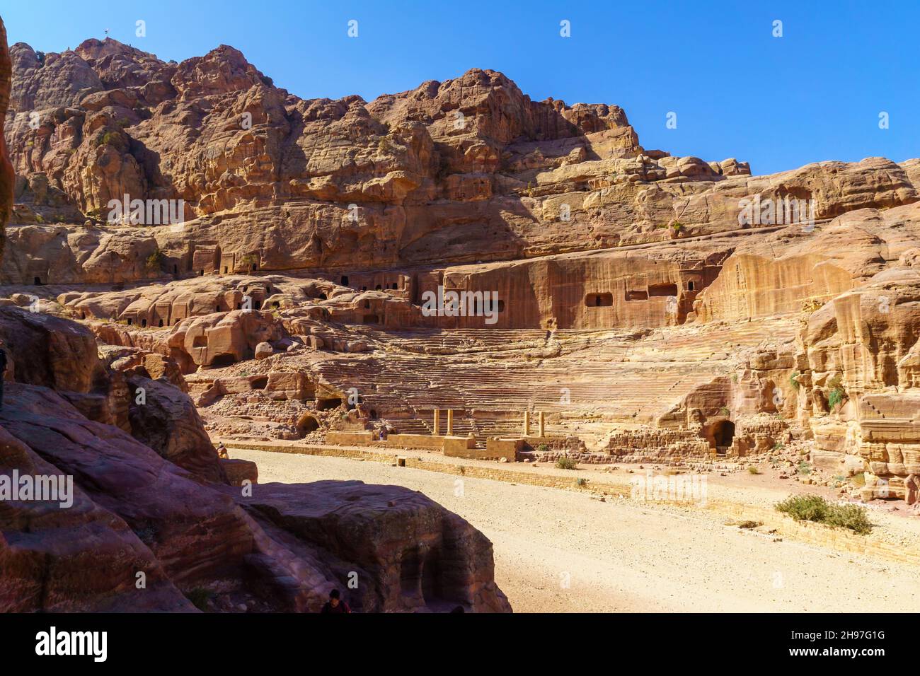 Vista del Teatro, nell'antica città nabatea di Petra, Giordania meridionale Foto Stock