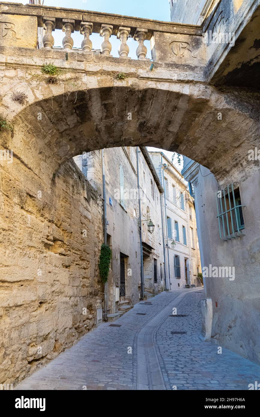 Uzes in Franc, facciate antiche nel centro storico, strada tipica Foto Stock